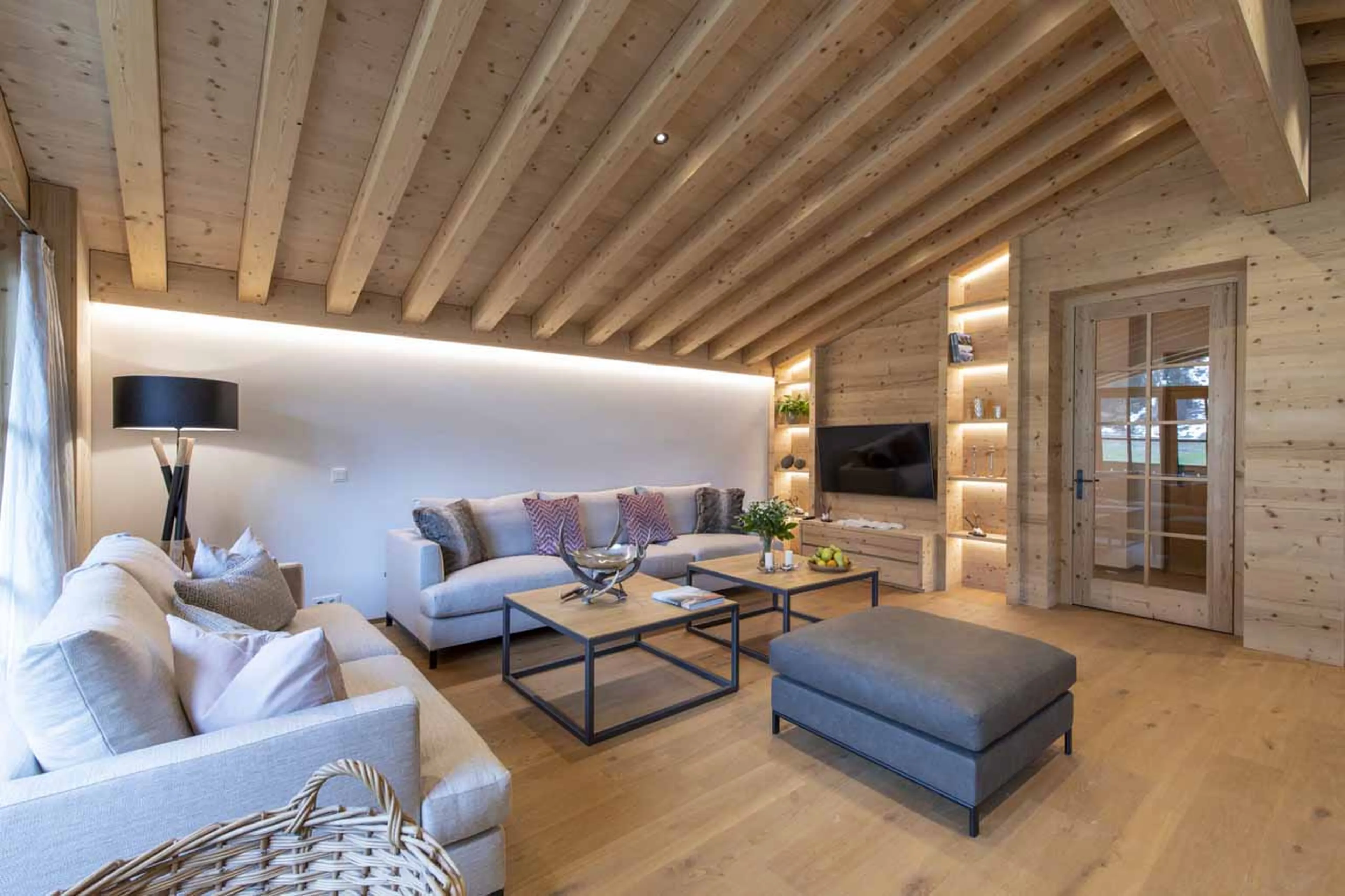 Living area with TV at Brunnenhof Penthouse in Lech