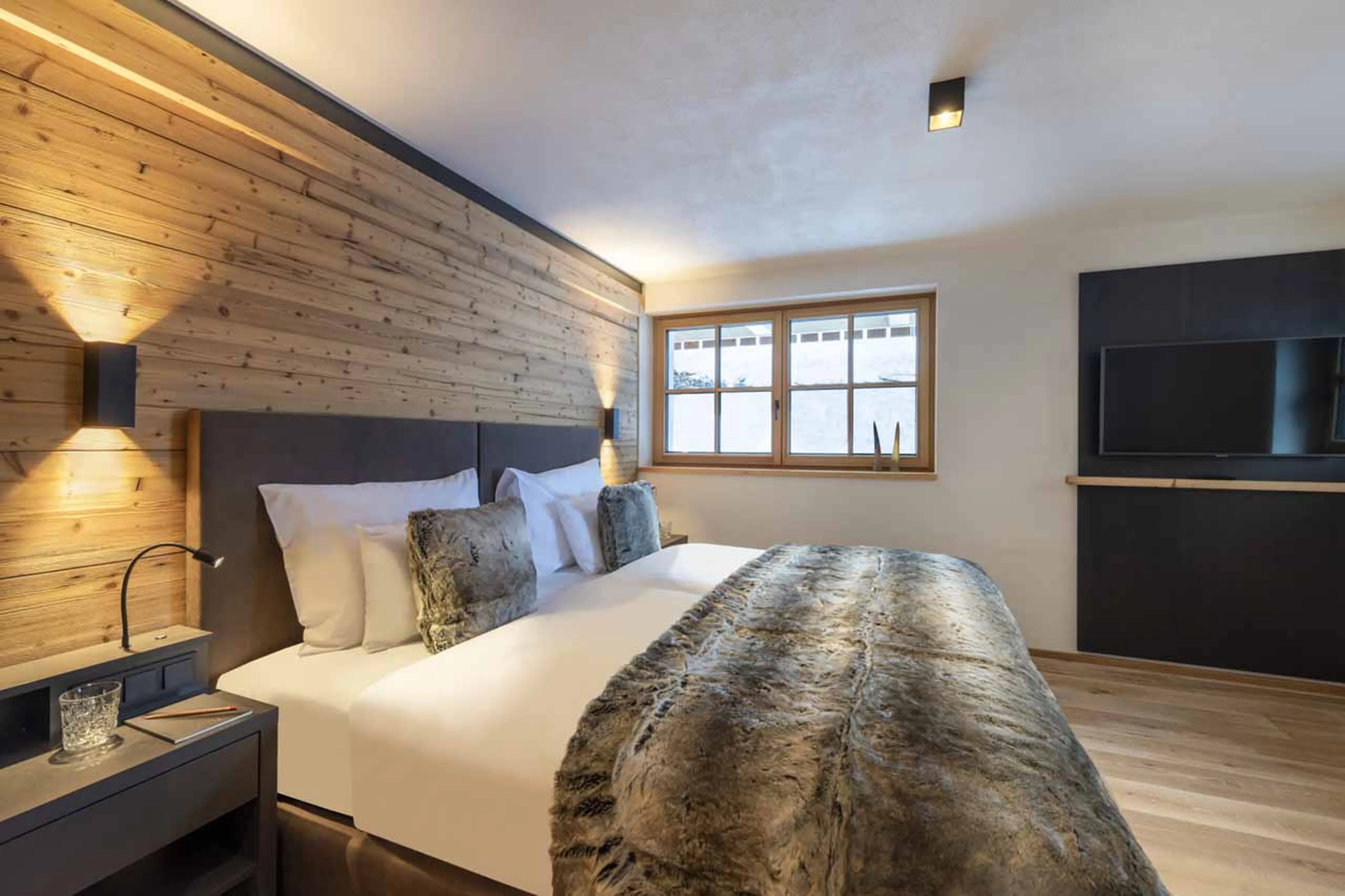 Bedroom two with TV at  Apartment Brunnenhof 7 in Lech