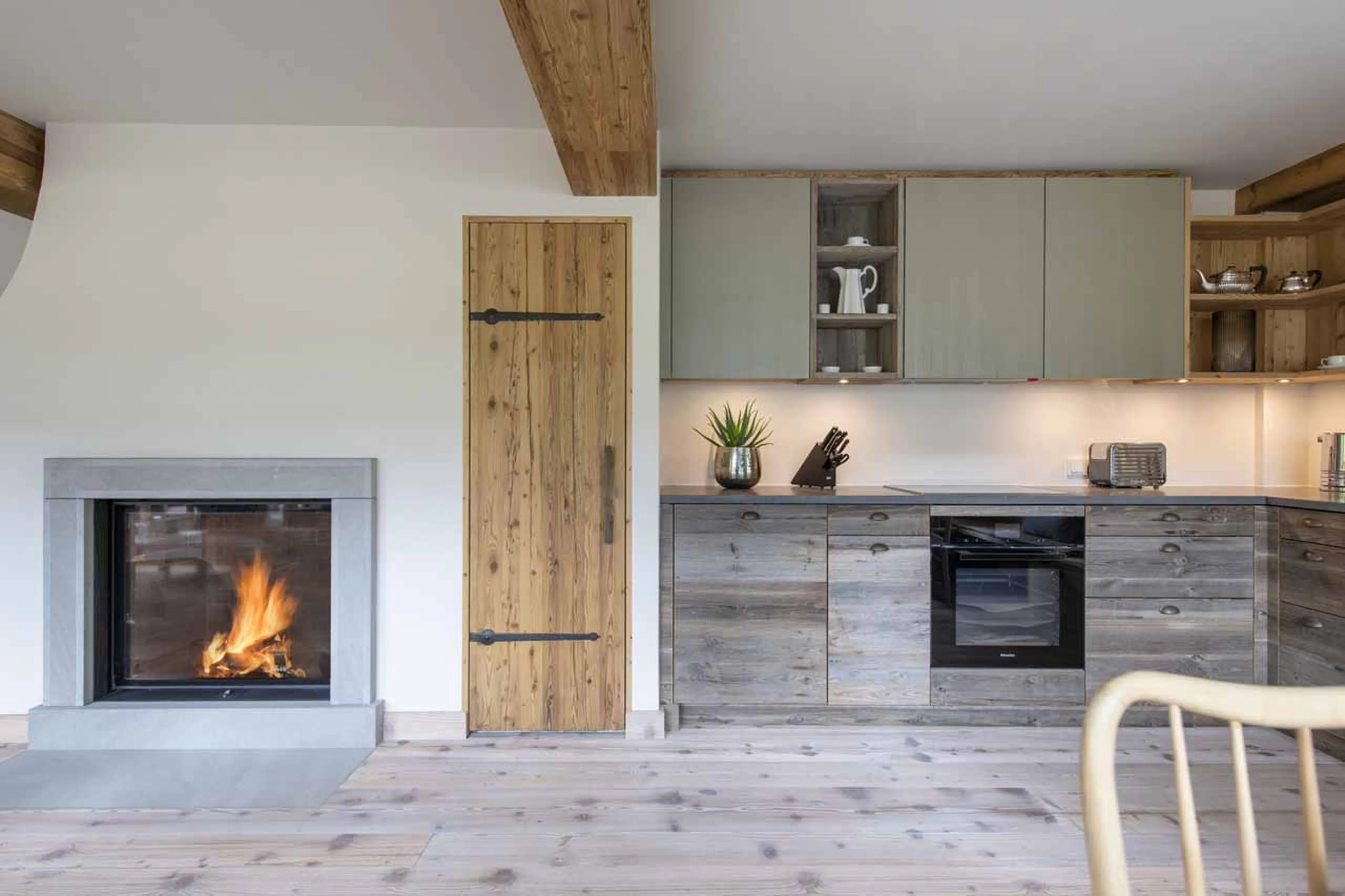 Fireplace and kitchen at Apartment Brunnenhof 8 in Lech