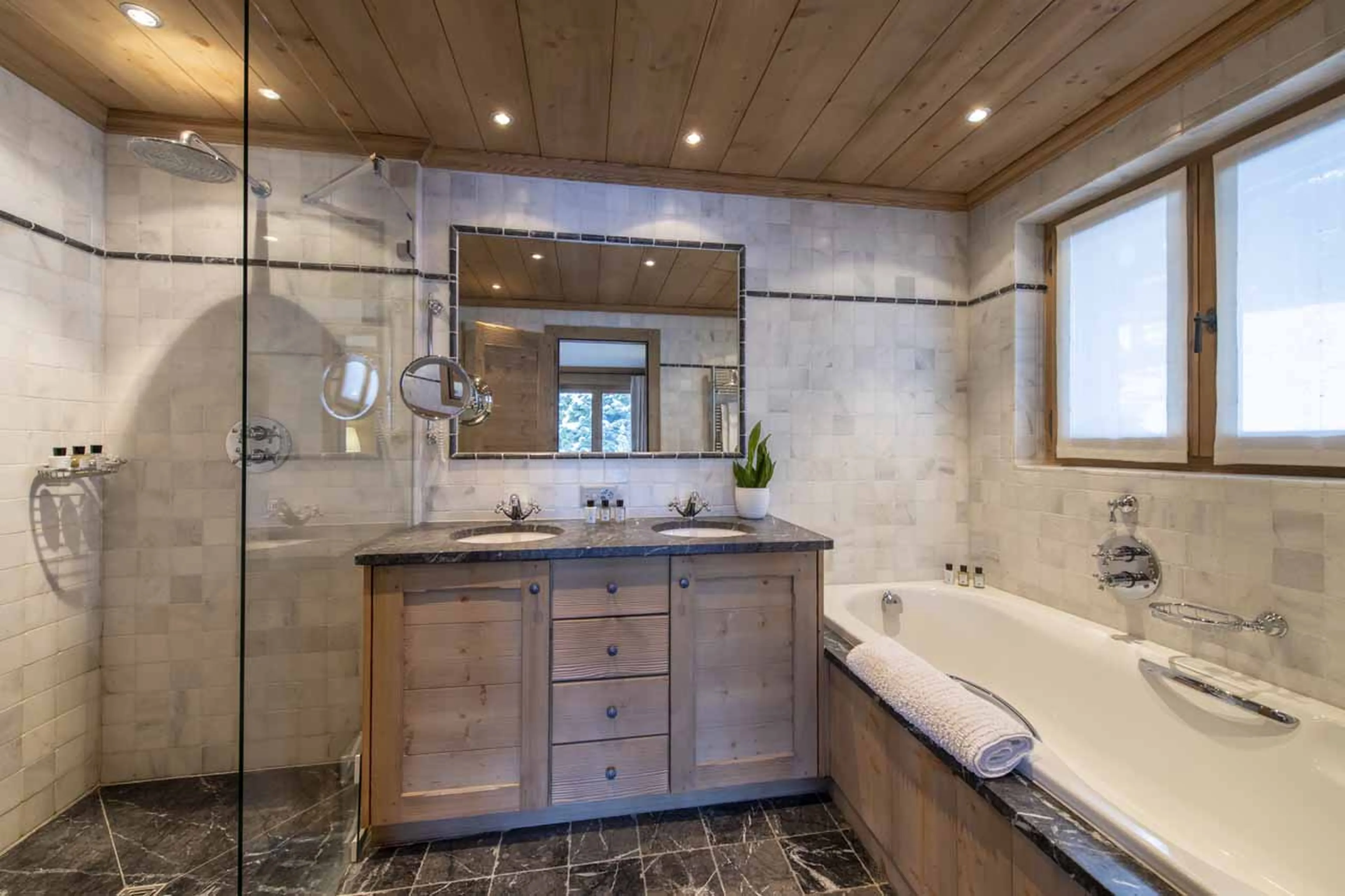 Bathroom one at Apartment Cantarella in Verbier