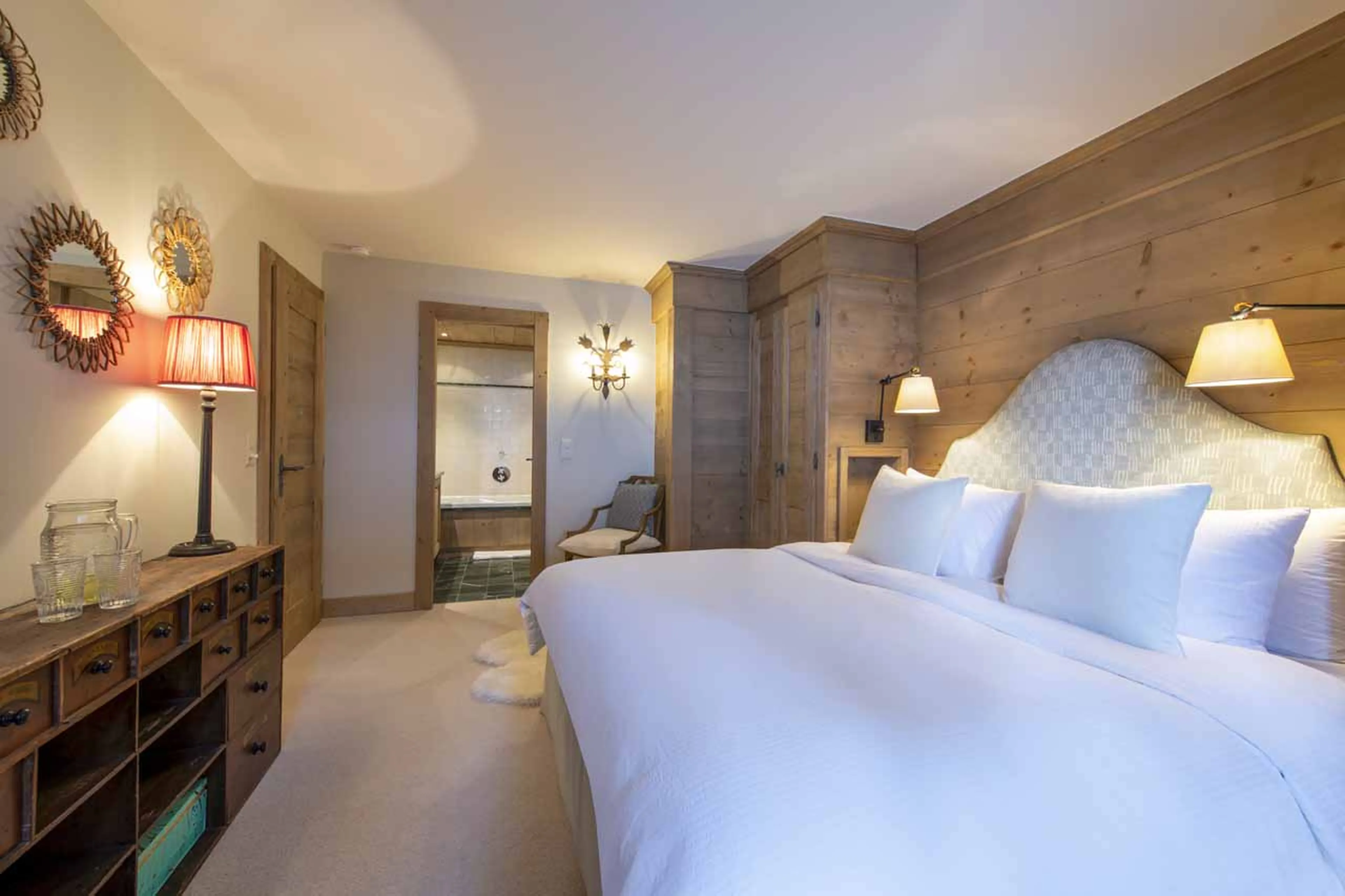 Spacious double bedroom at Apartment Cantarella in Verbier