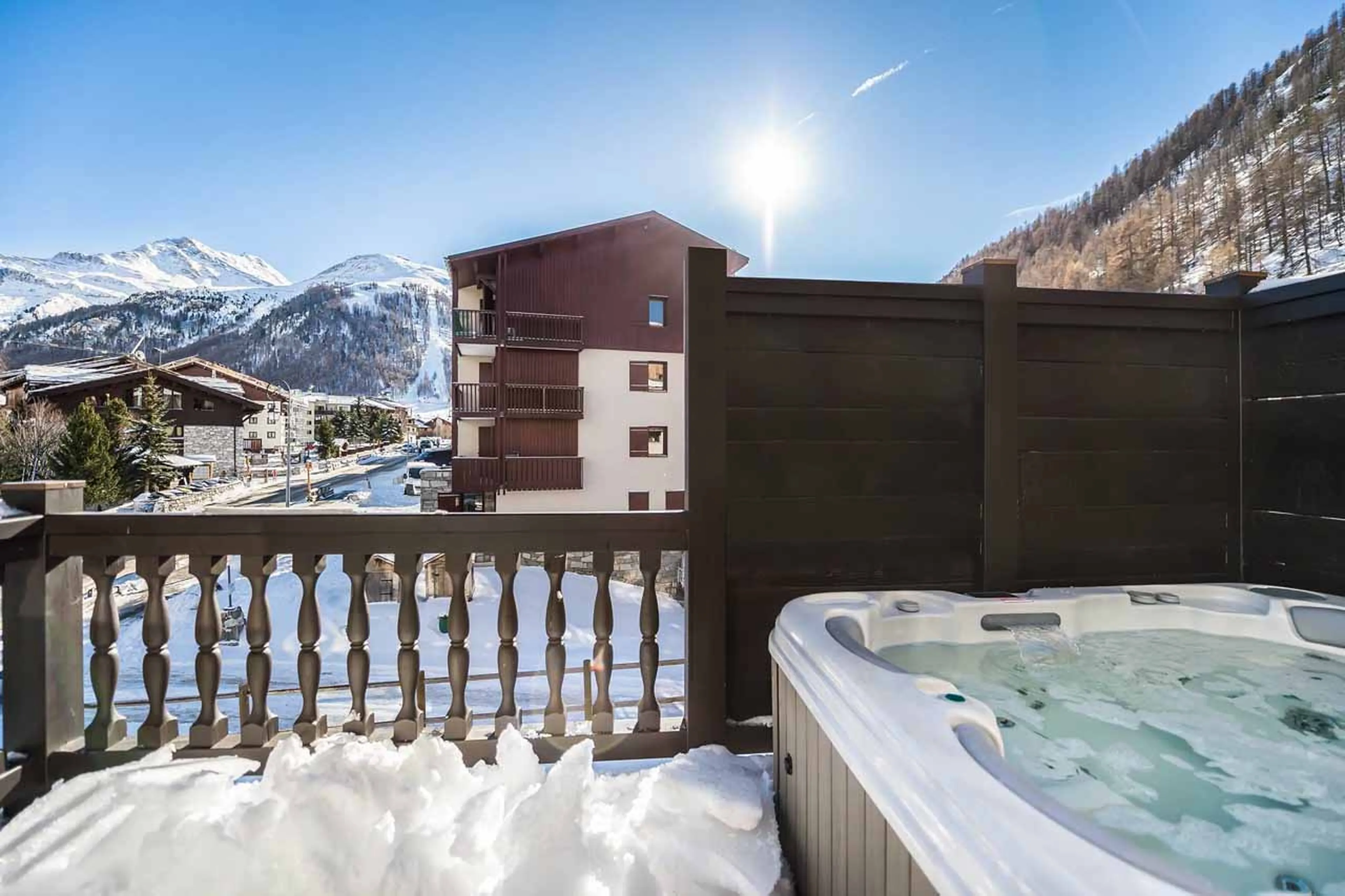 Outdoor Jacuzzi at Apartment Castor in Val d'Isere