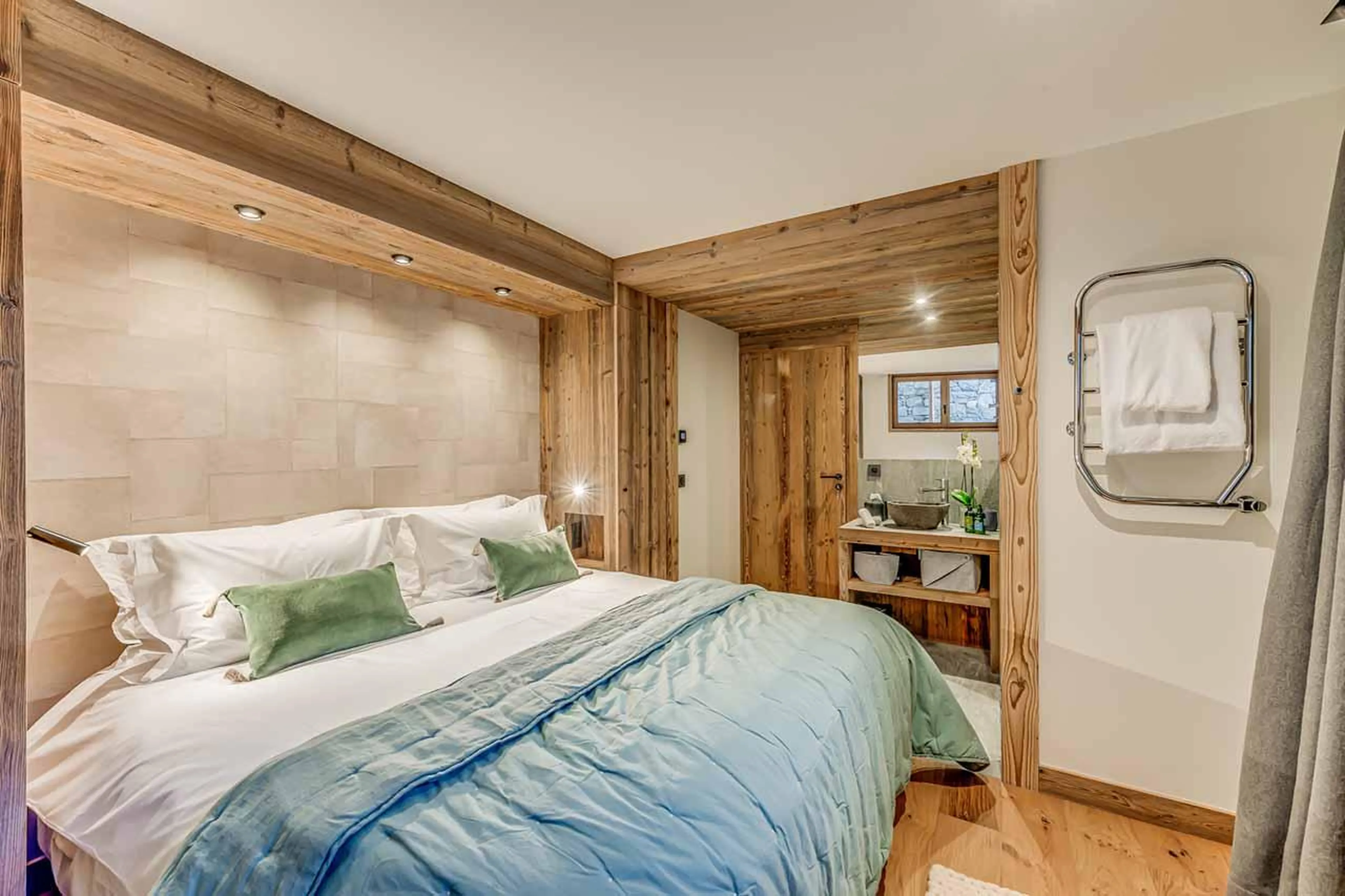Double bedroom in Apartment Ceres, Val d'Isere