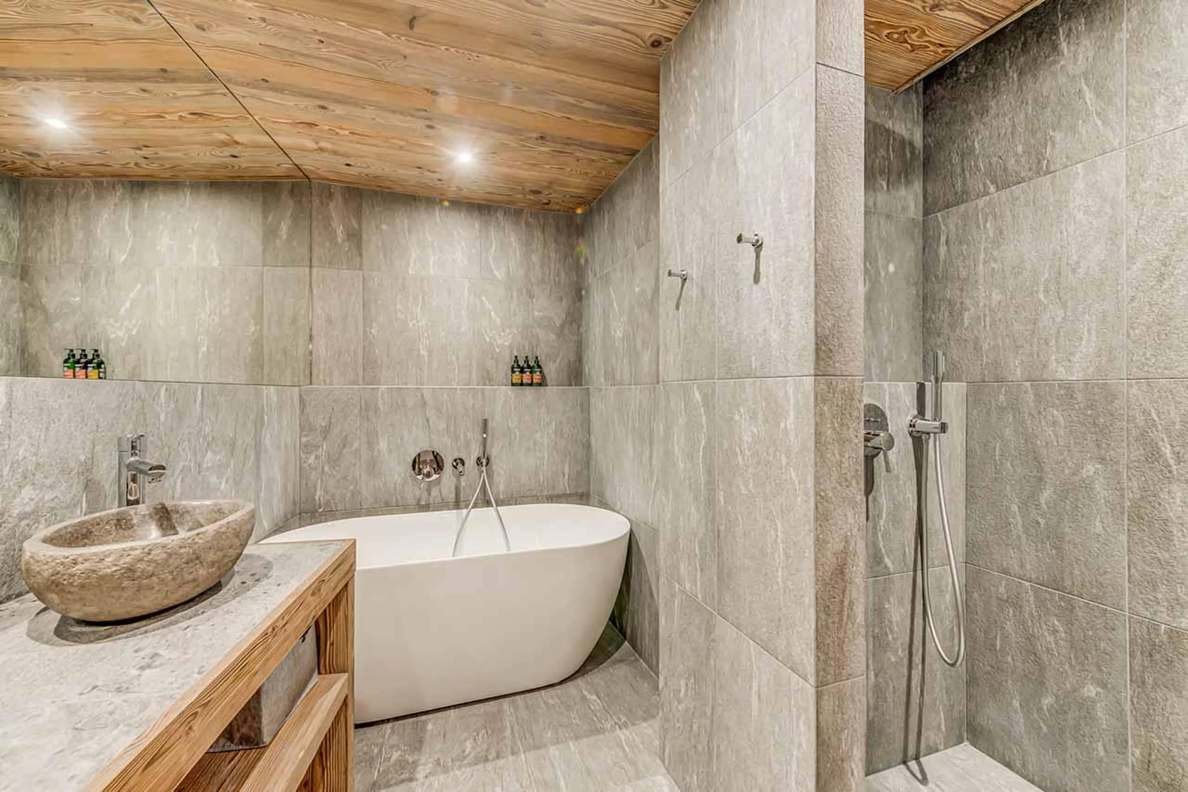 Freestanding bath and separate shower in Apartment Ceres, Val d'Isere