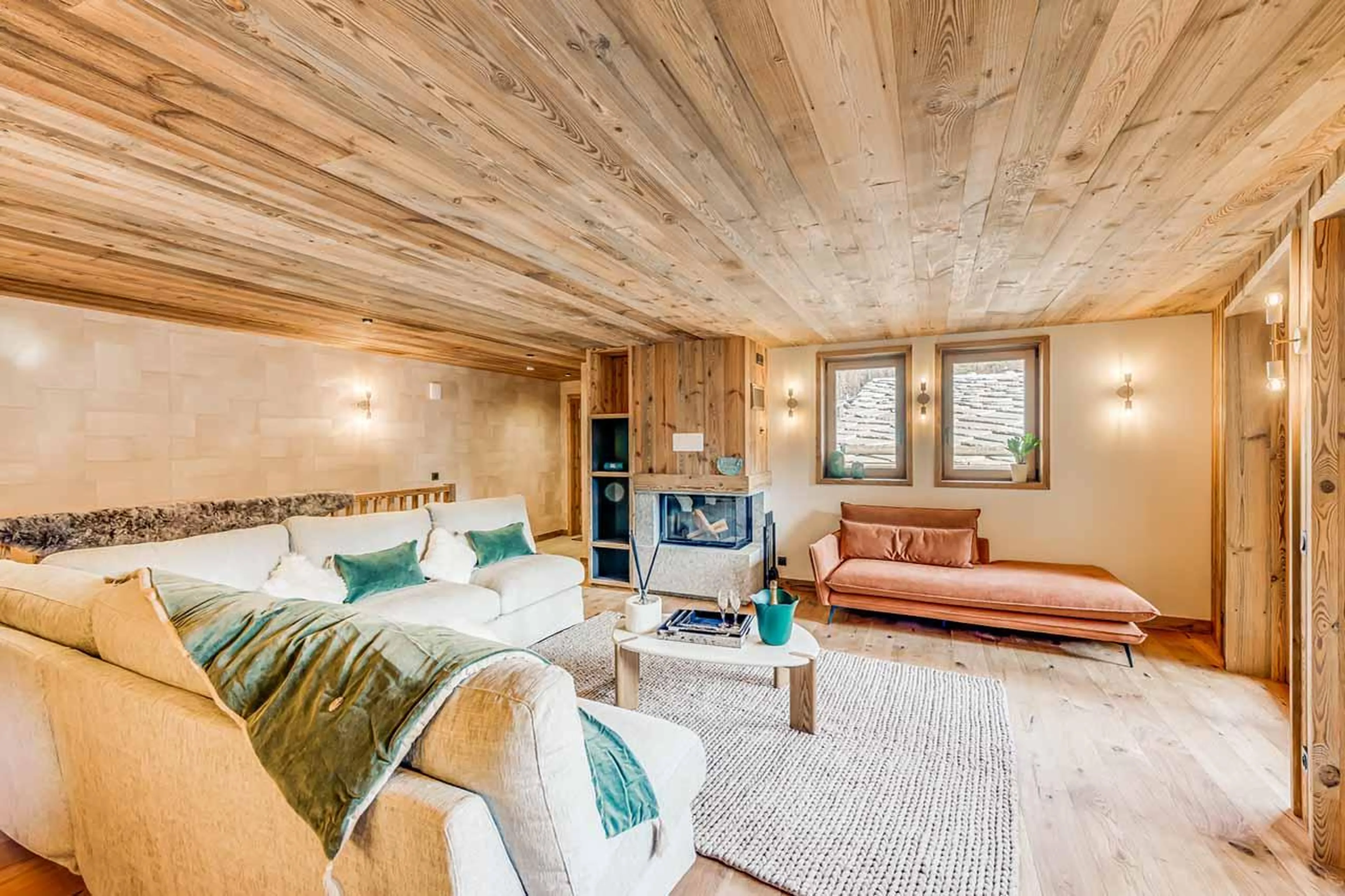 Wrap-around sofa and fireplace in Apartment Ceres, Val d'Isere