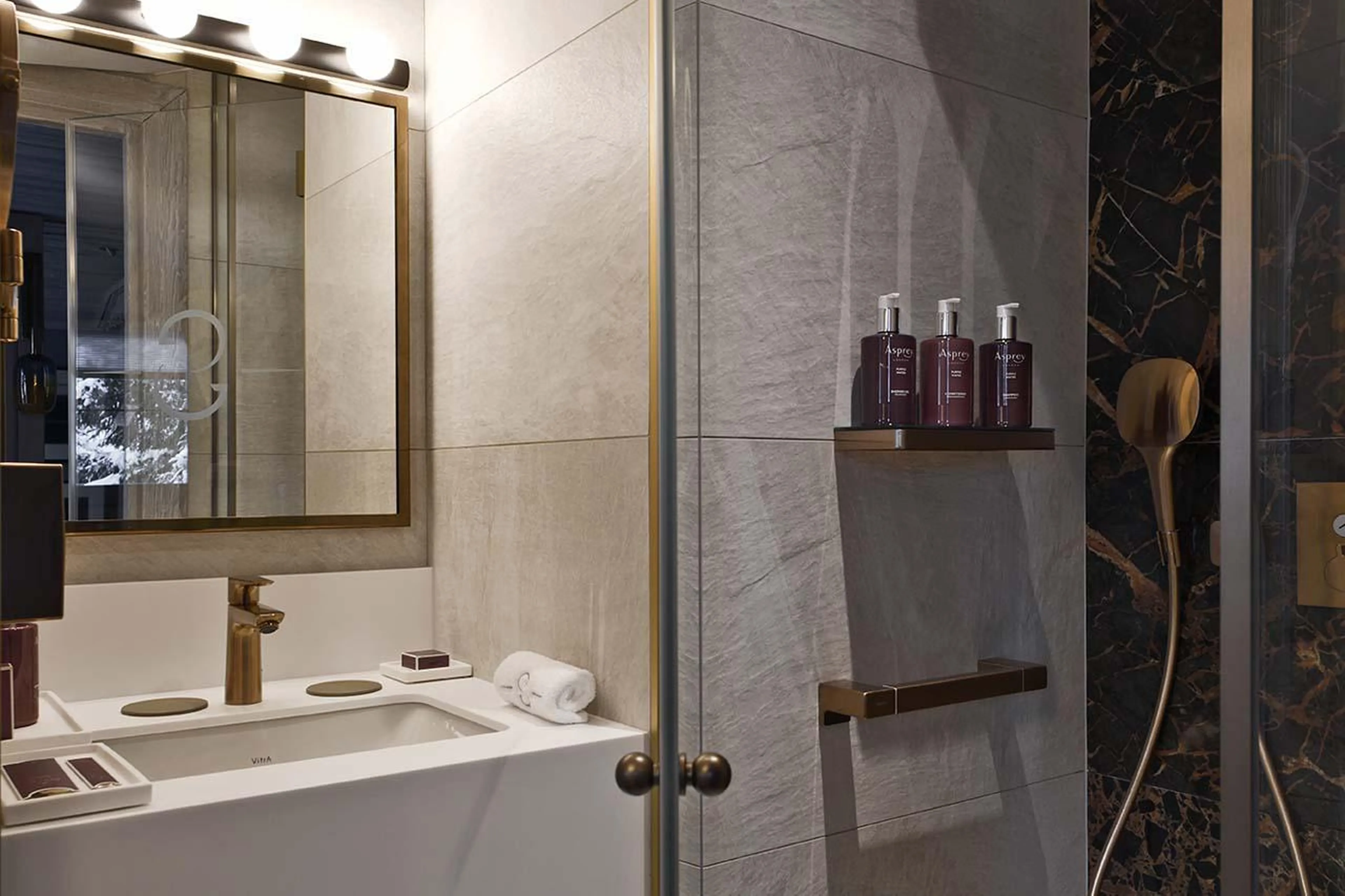 Double bedroom with en-suite shower room at Apartment Chanrossa in Courchevel 1850