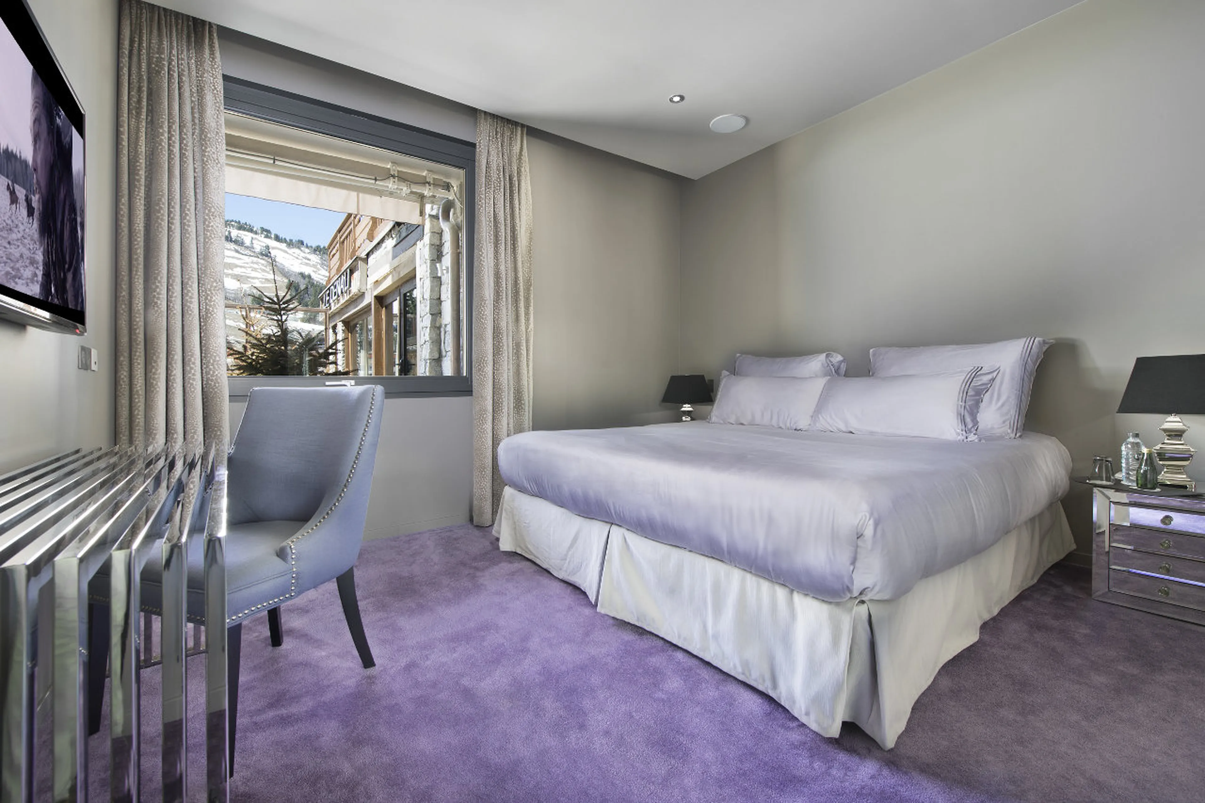 Double/twin bedroom with en-suite shower room in Apartment Denali, Courchevel 1850