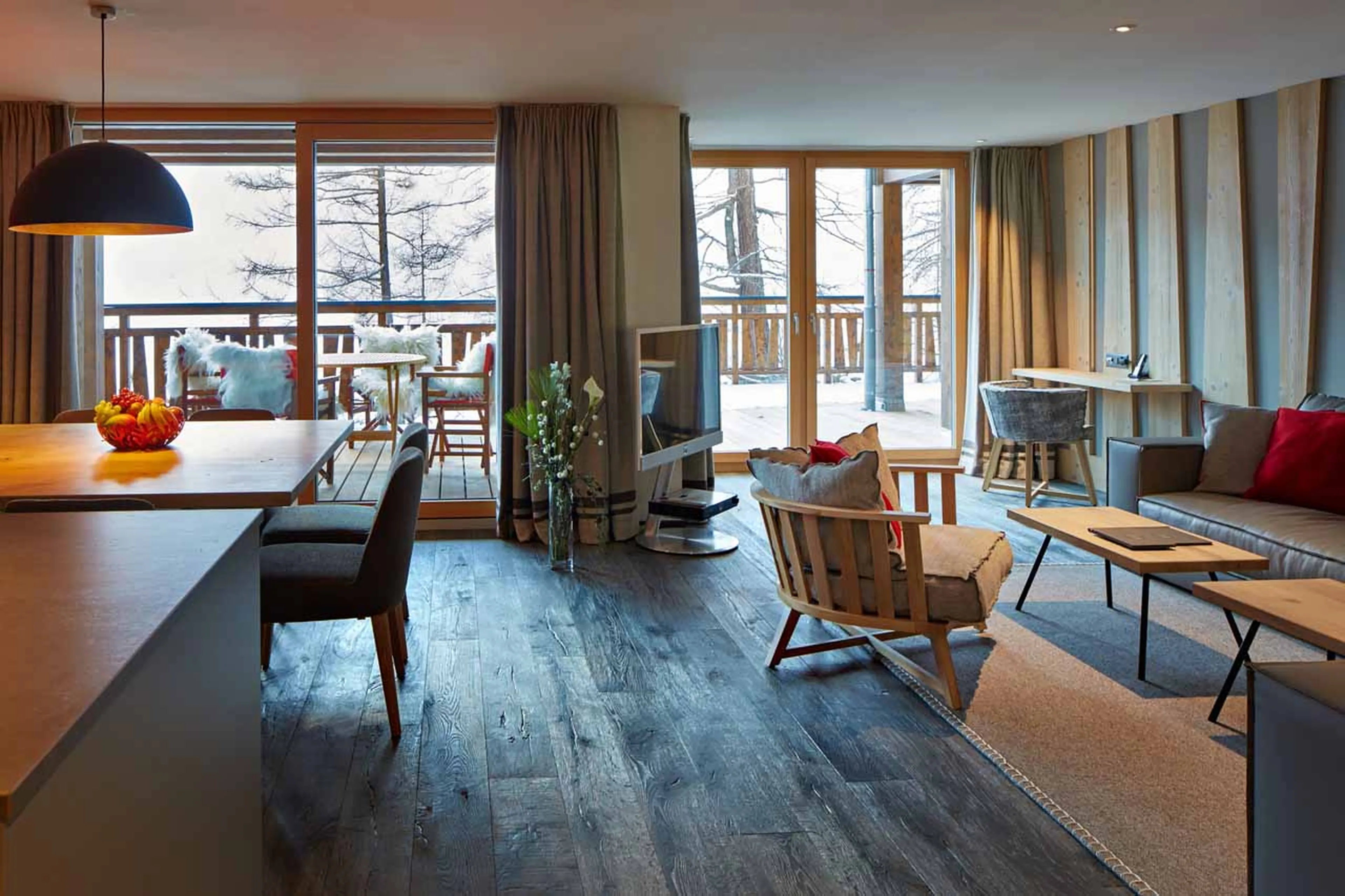 Living area with south-facing balcony at Apartment Edelweiss in Zermatt