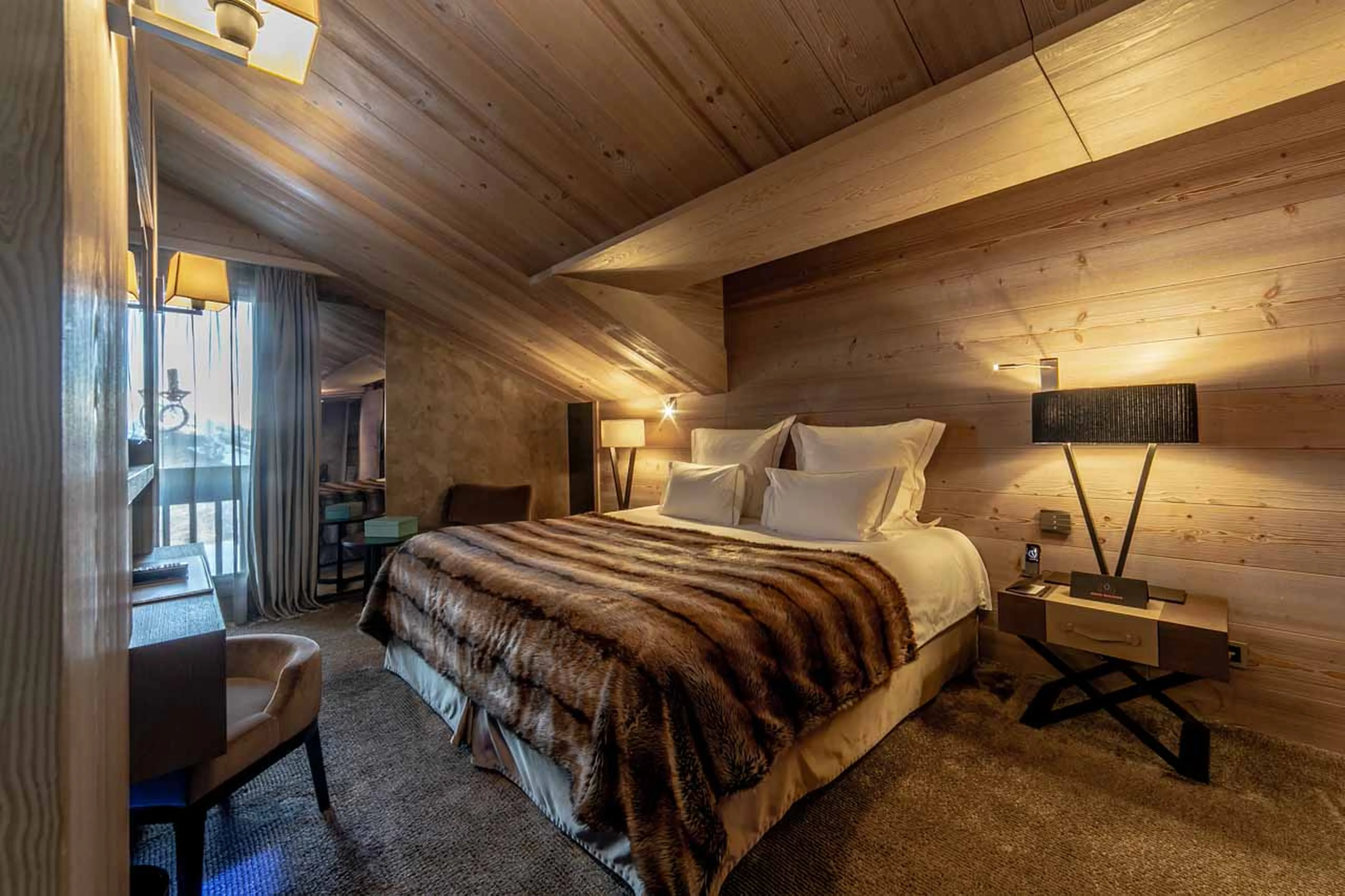 Master double/twin bed, dressing room and en-suite bathroom in Apartment Emerald in Courchevel 1850