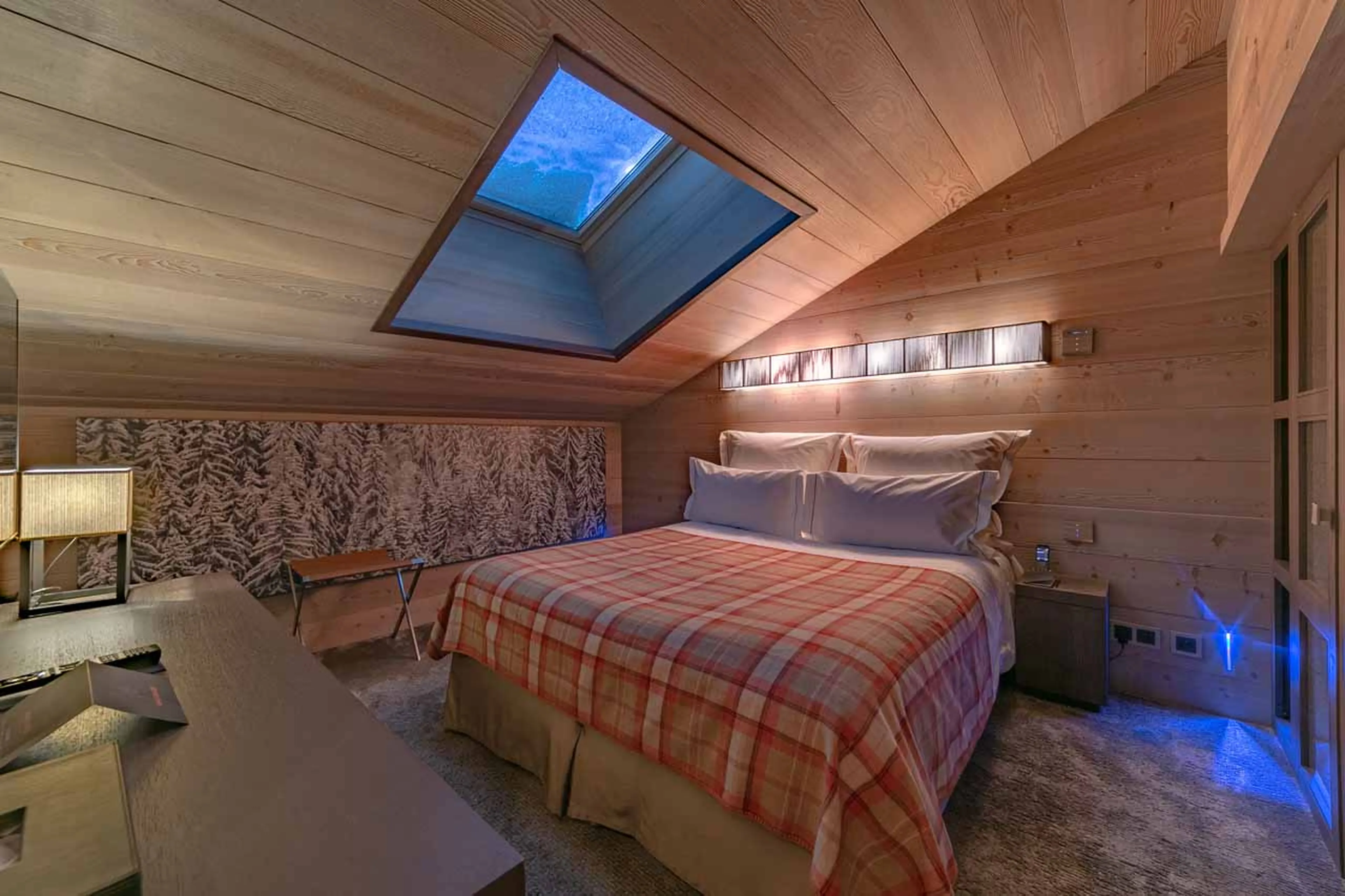 Double/twin bed bedroom with en-suite shower room in Apartment Emerald in Courchevel 1850
