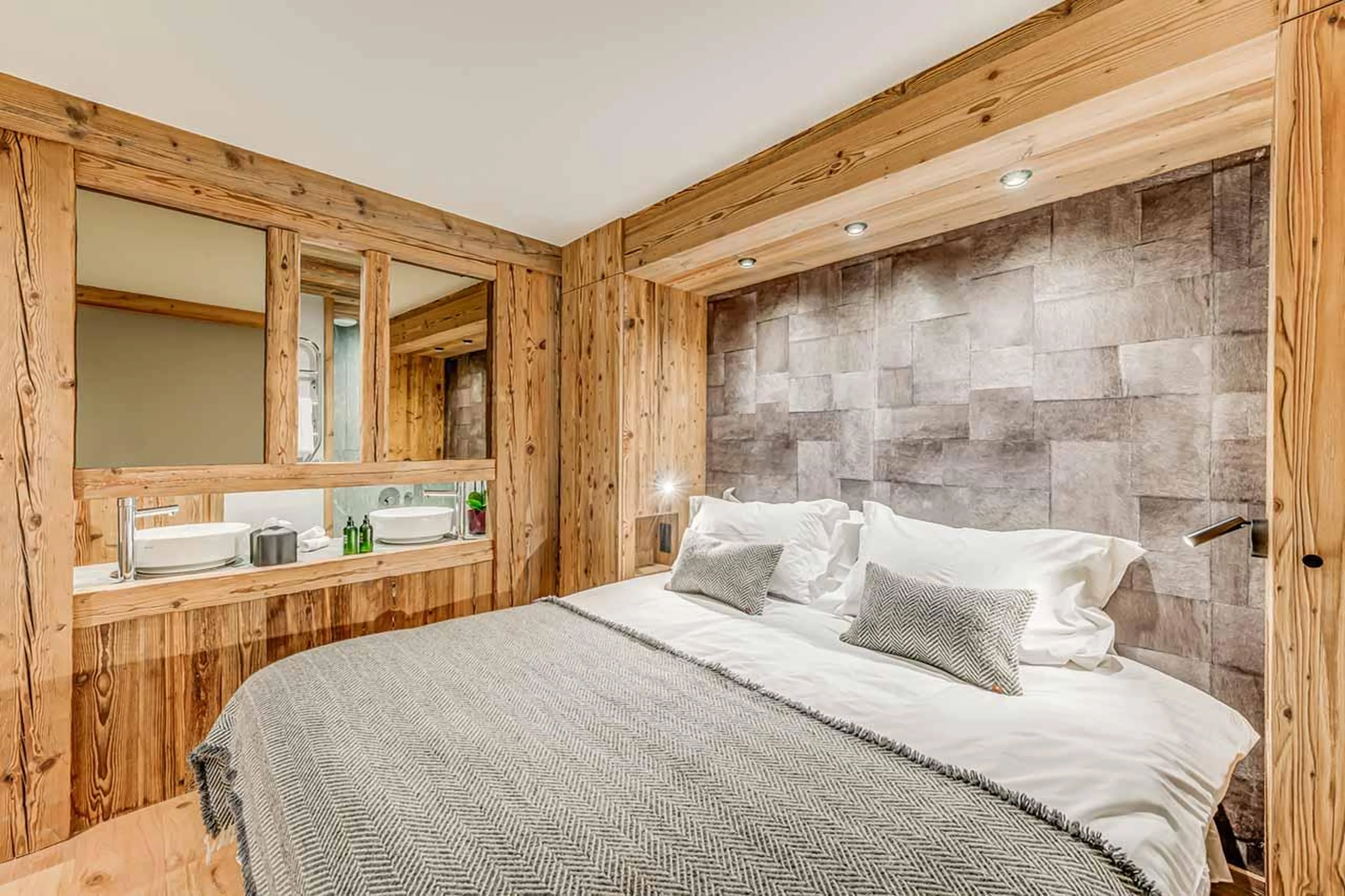 Double bedroom in Apartment Flora, Val d'Isere