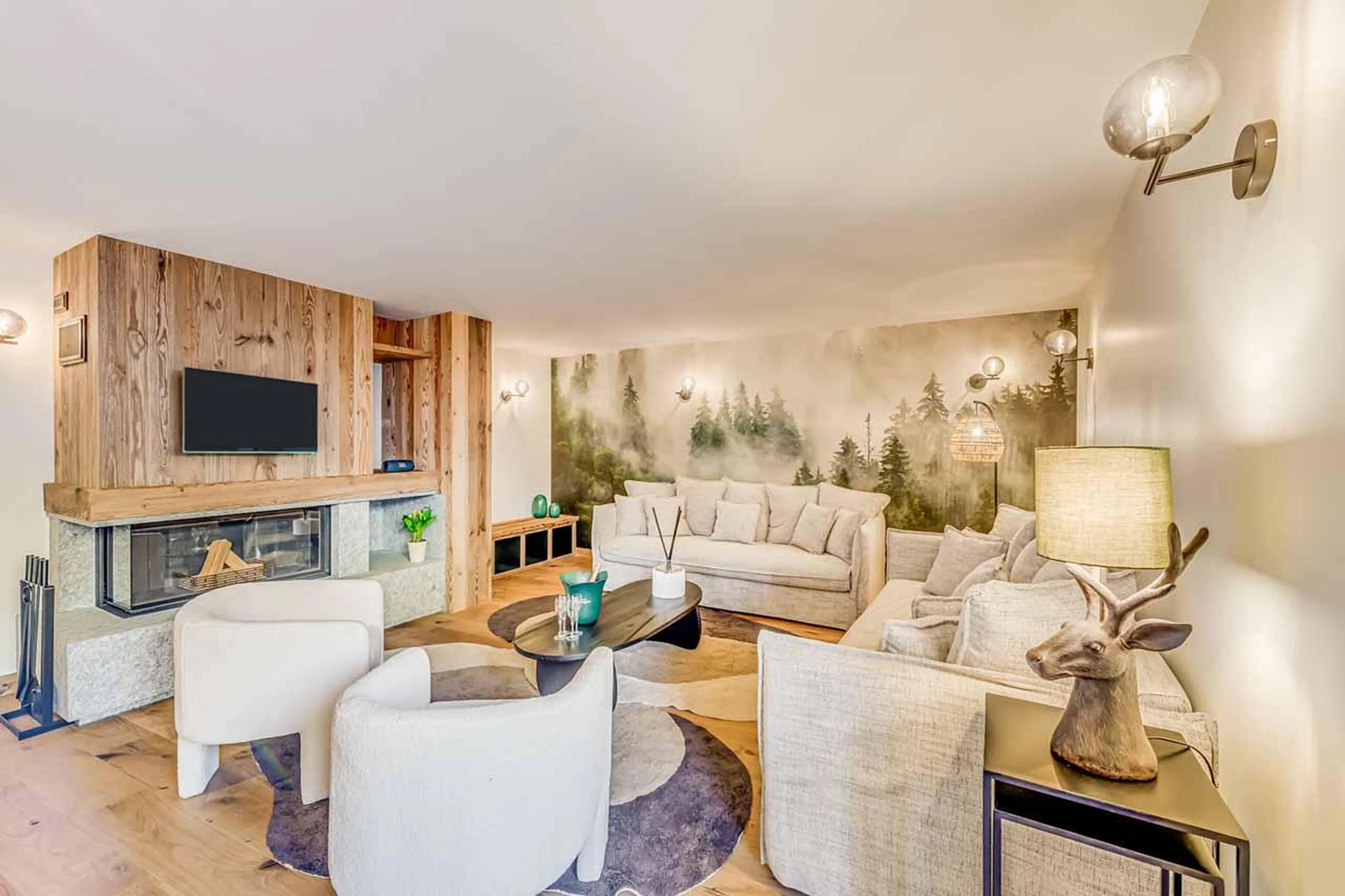 Living area with armchairs and sofas in Apartment Flora, Val d'Isere
