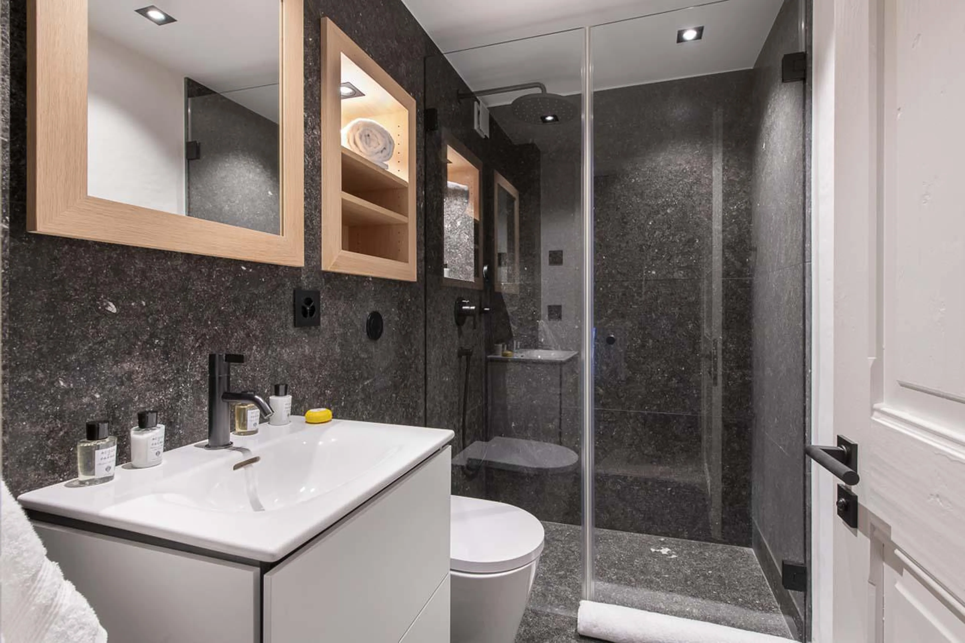 Shower room shared between bedroom one and two at Apartment Grignote in Verbier