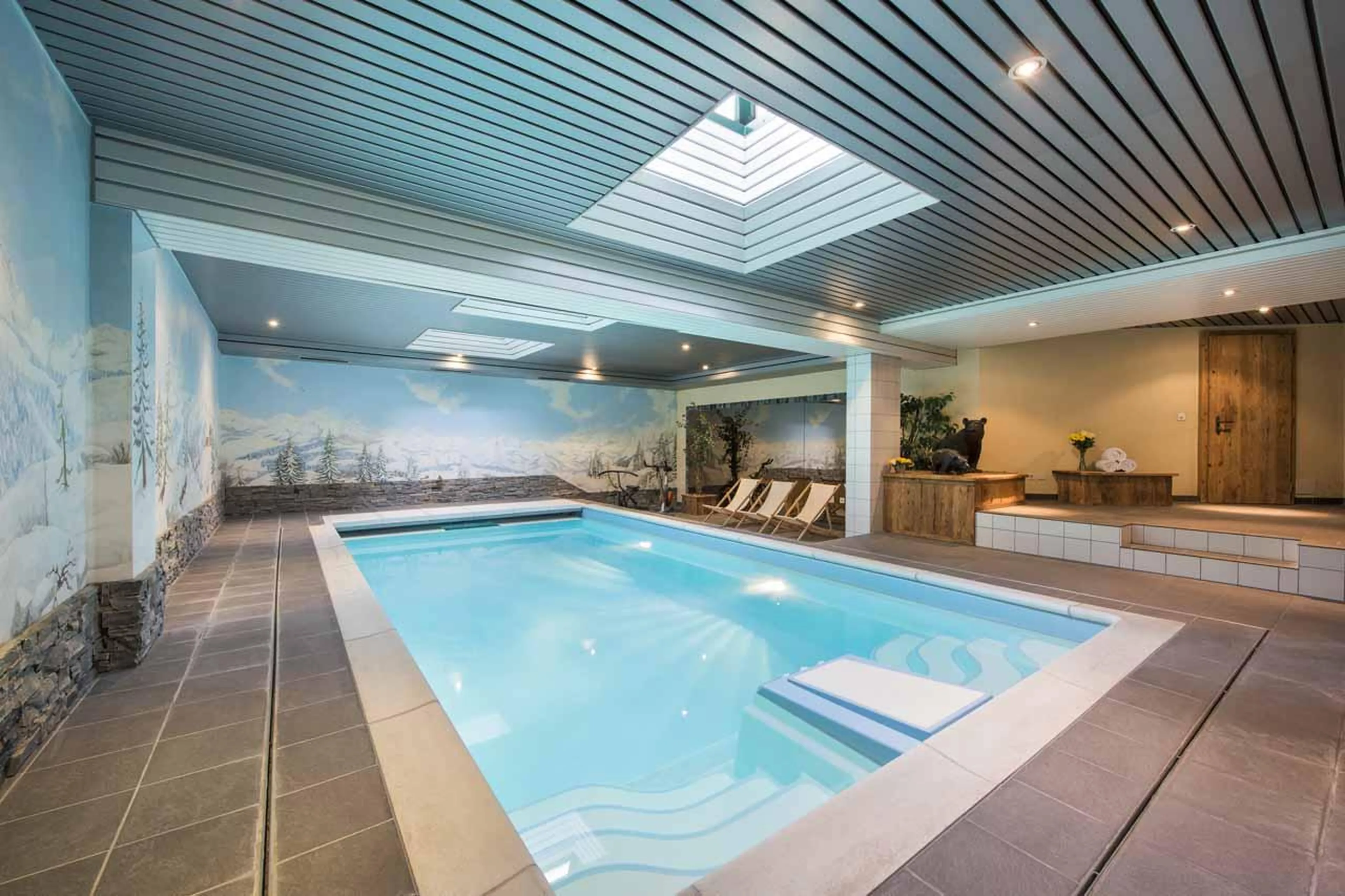 Shared indoor pool at Apartment Hickory in Verbier