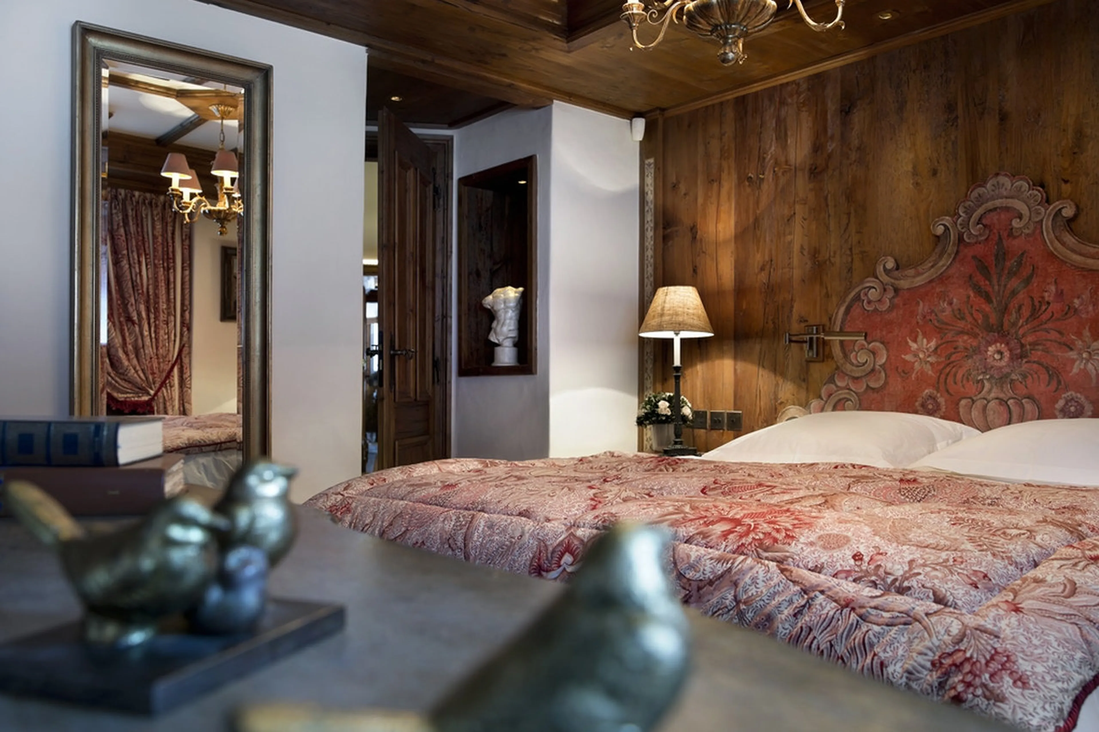 Luxurious en-suite master bedroom in Apartment Jardin Alpin, Courchevel 1850