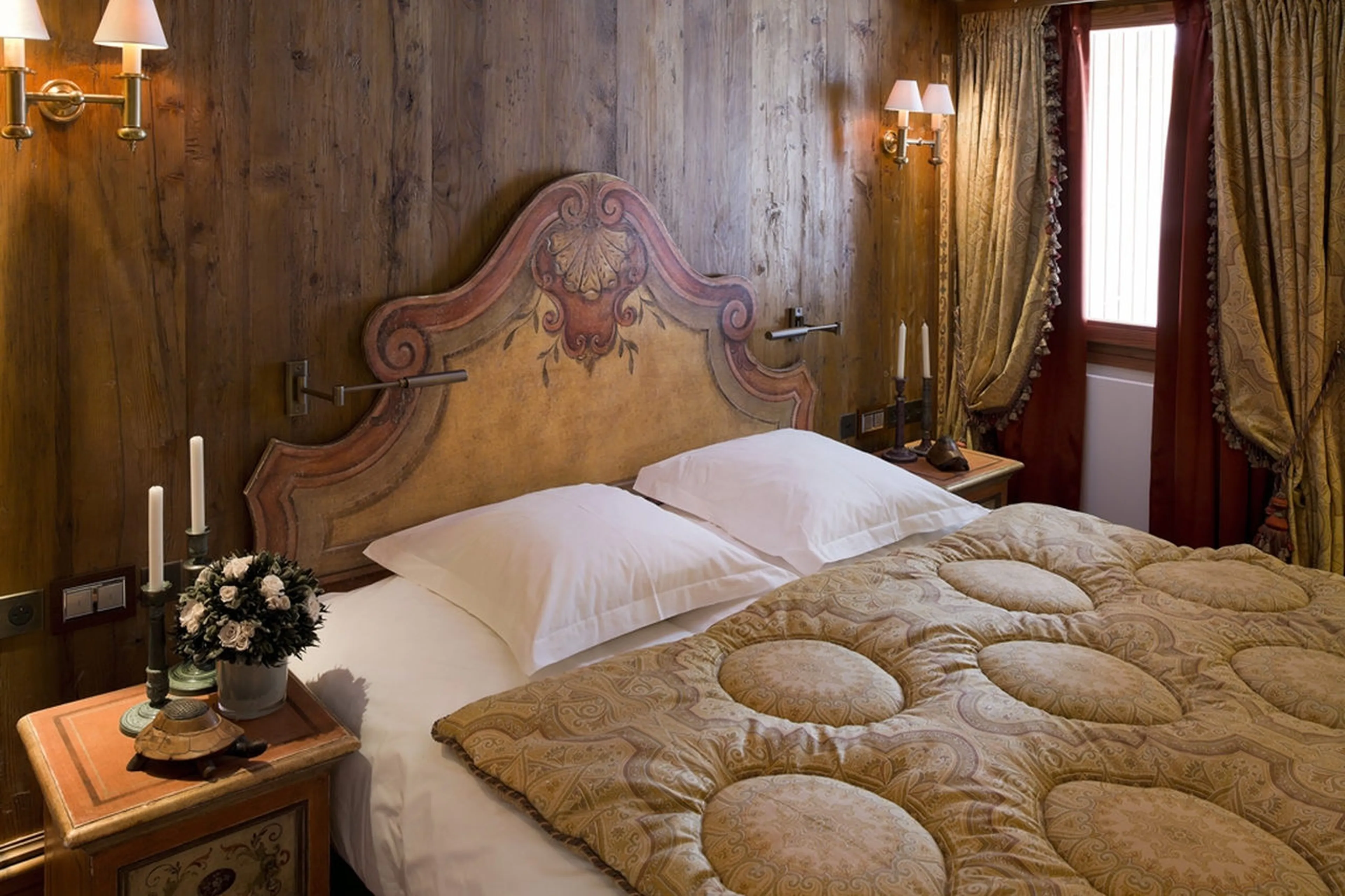 En-suite bedroom with double bed in Apartment Jardin Alpin in Courchevel 1850