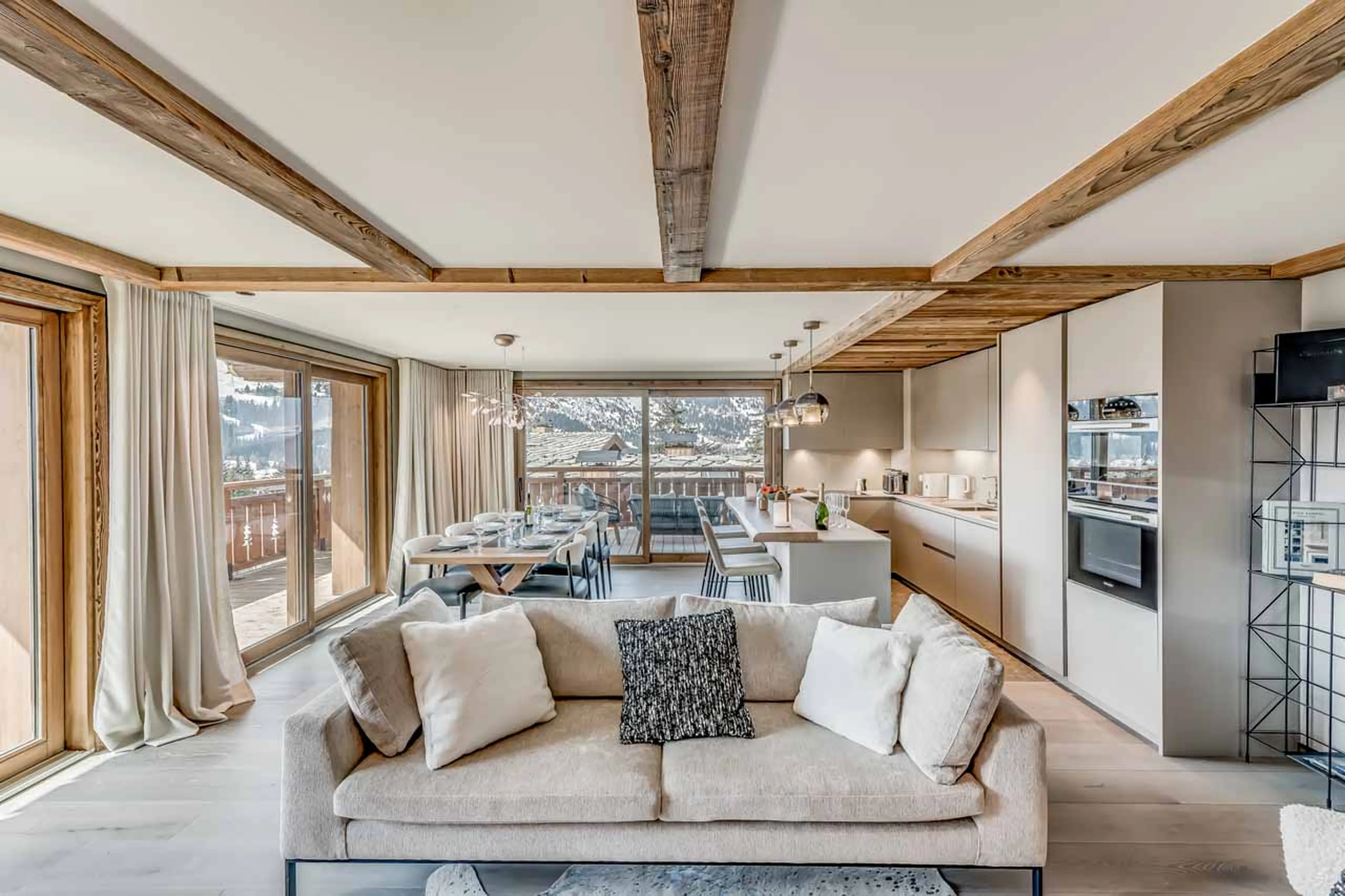 Floor to ceiling windows in living area of Apartment Josanne in Meribel