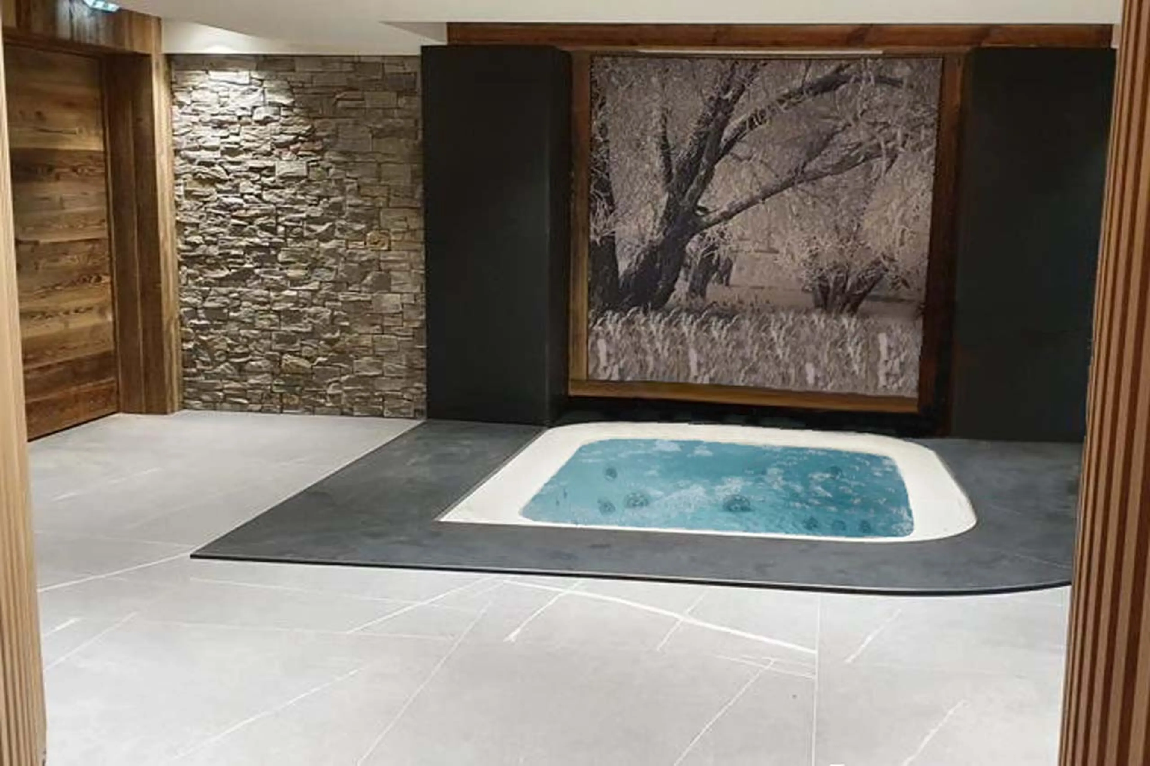 Jacuzzi at Apartment Josanne in Meribel