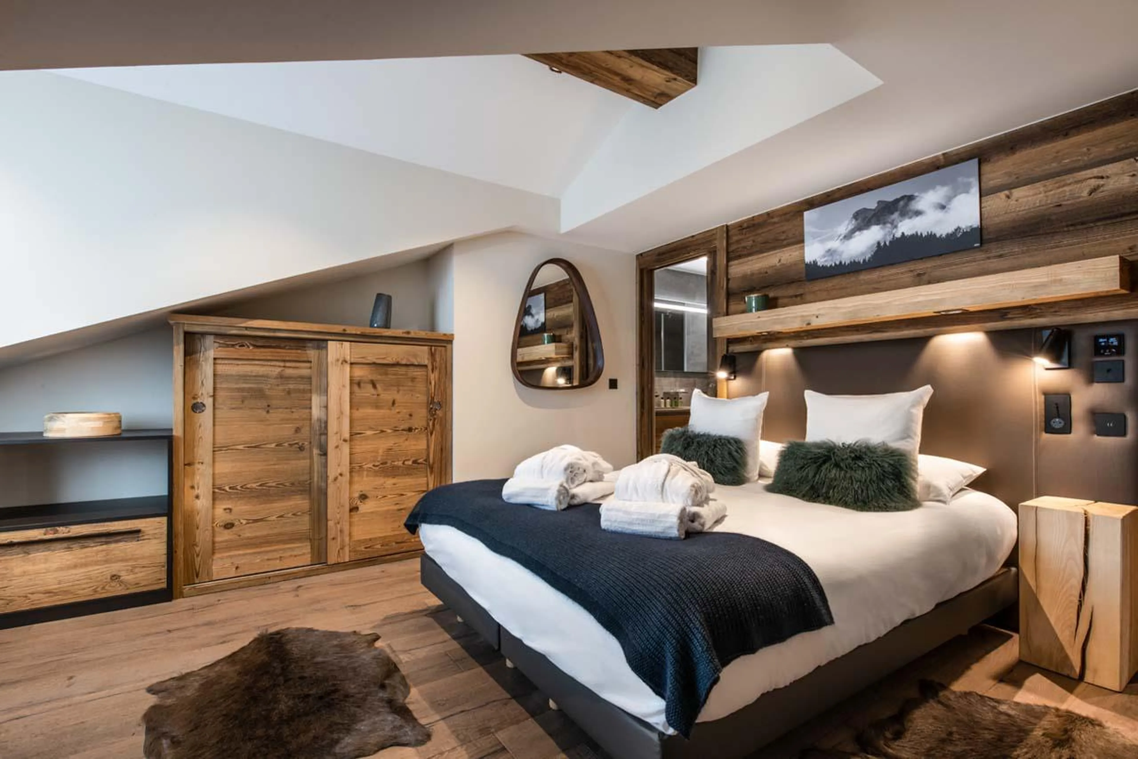 Double bedroom with private balcony at Apartment Kinabalu in Courchevel 1650