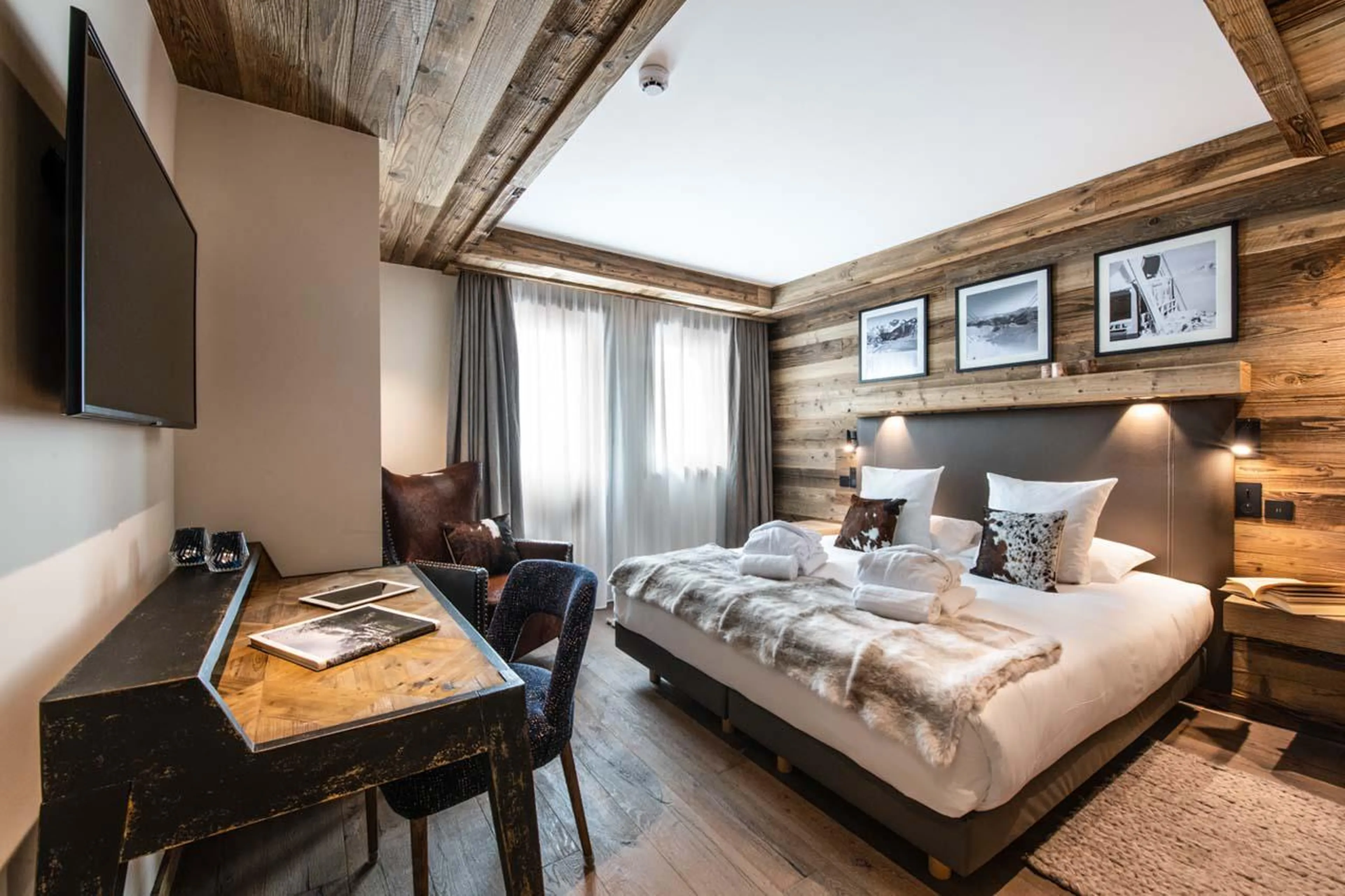 Double bedroom with access to shared balcony at Apartment Kinabalu in Courchevel 1650