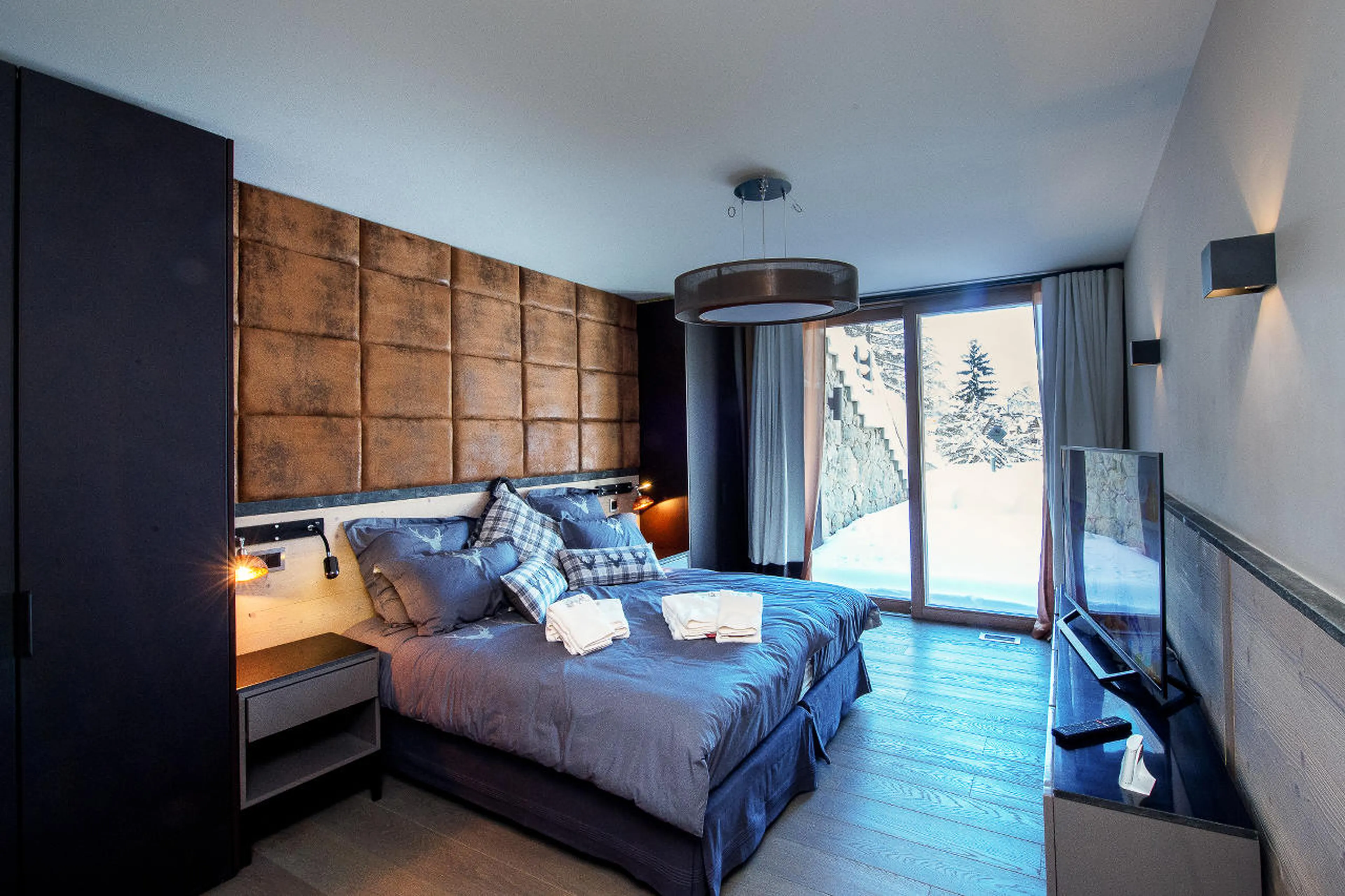Double bedroom with en-suite bathroom and terrace access in Apartment La Toula in Crans-Montana