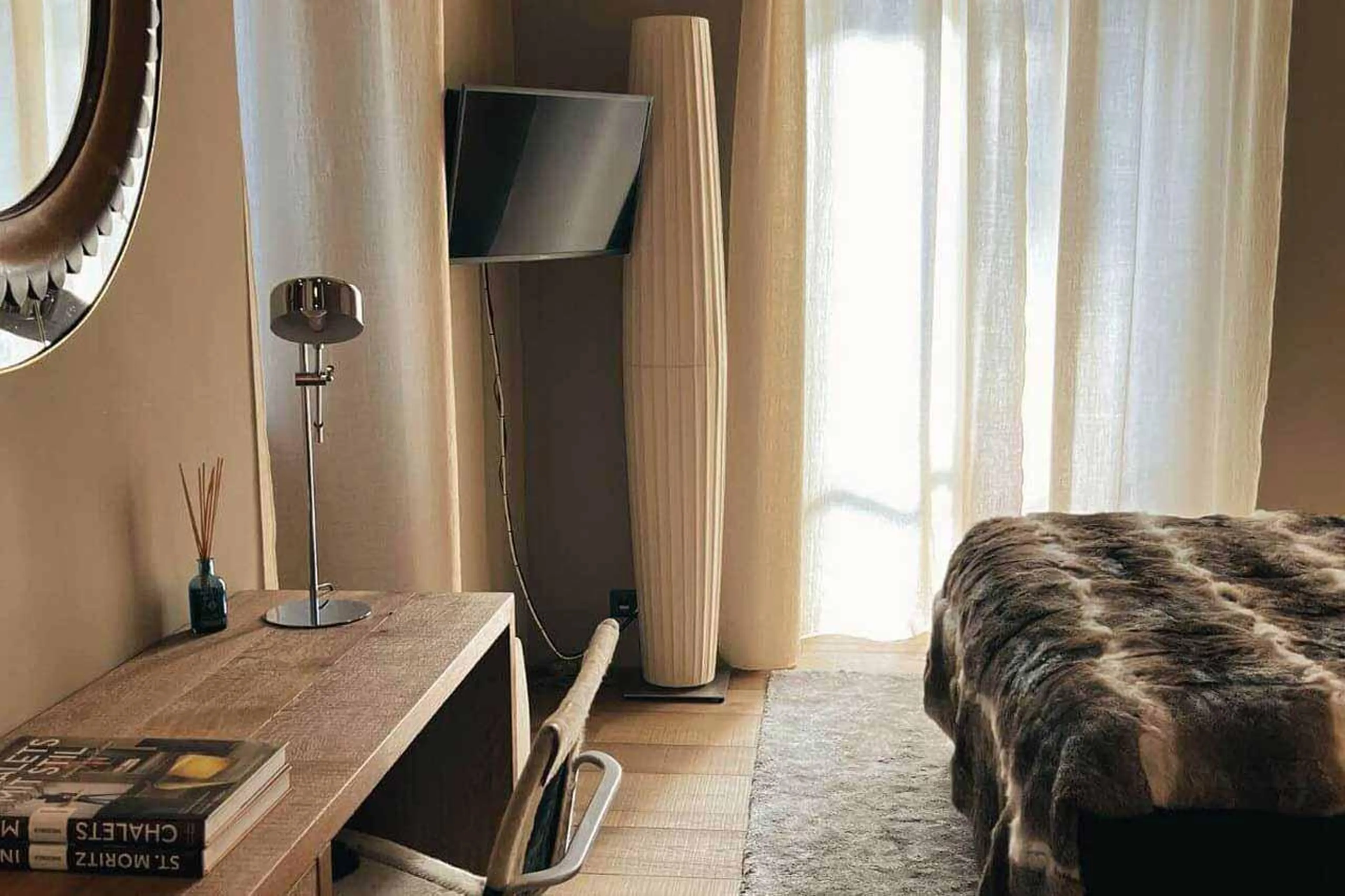 Desk and double bed in Apartment Lain Alpin, St Moritz