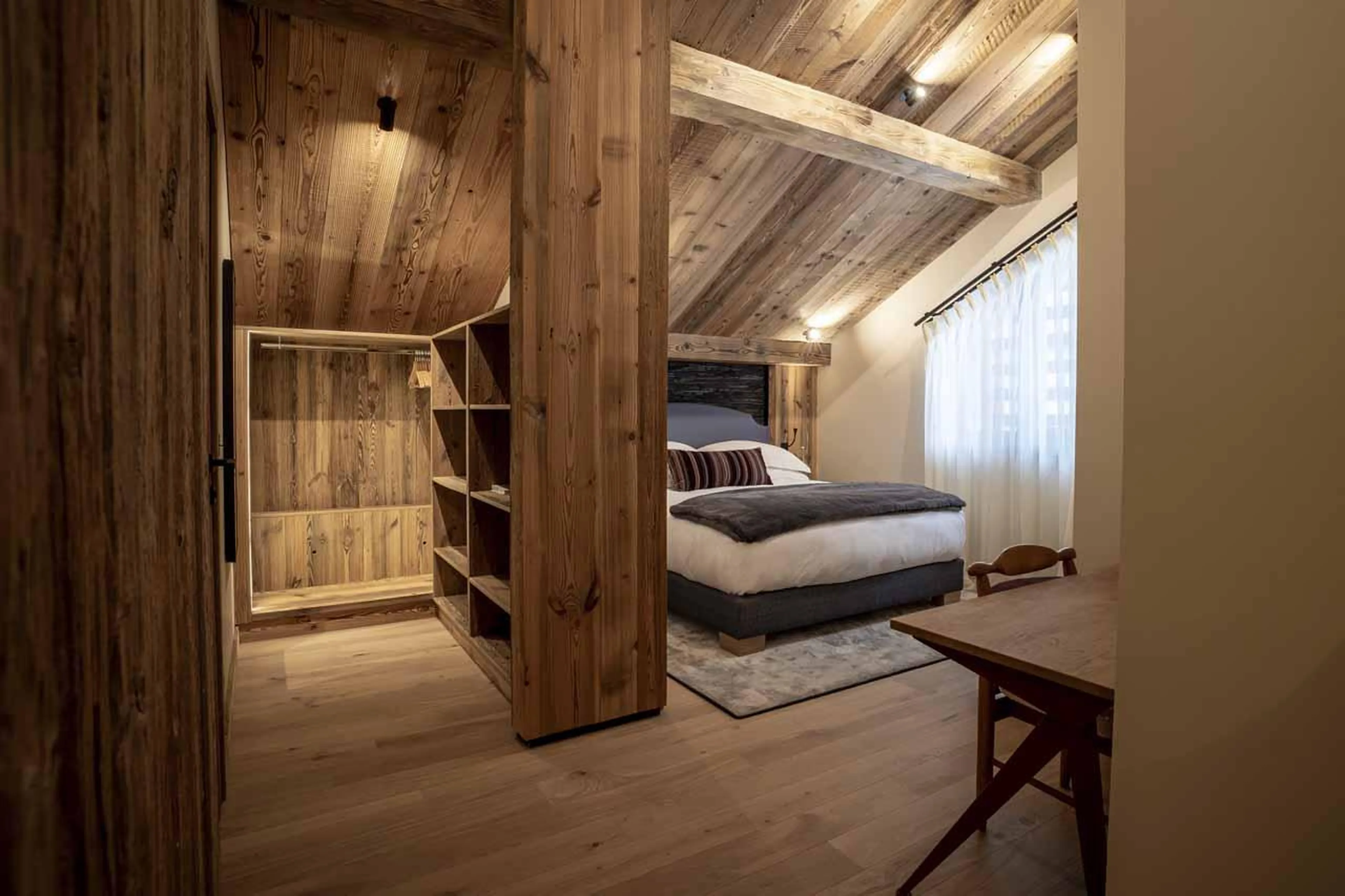 Bedroom and dressing area at Apartment Le Cygne in Meribel