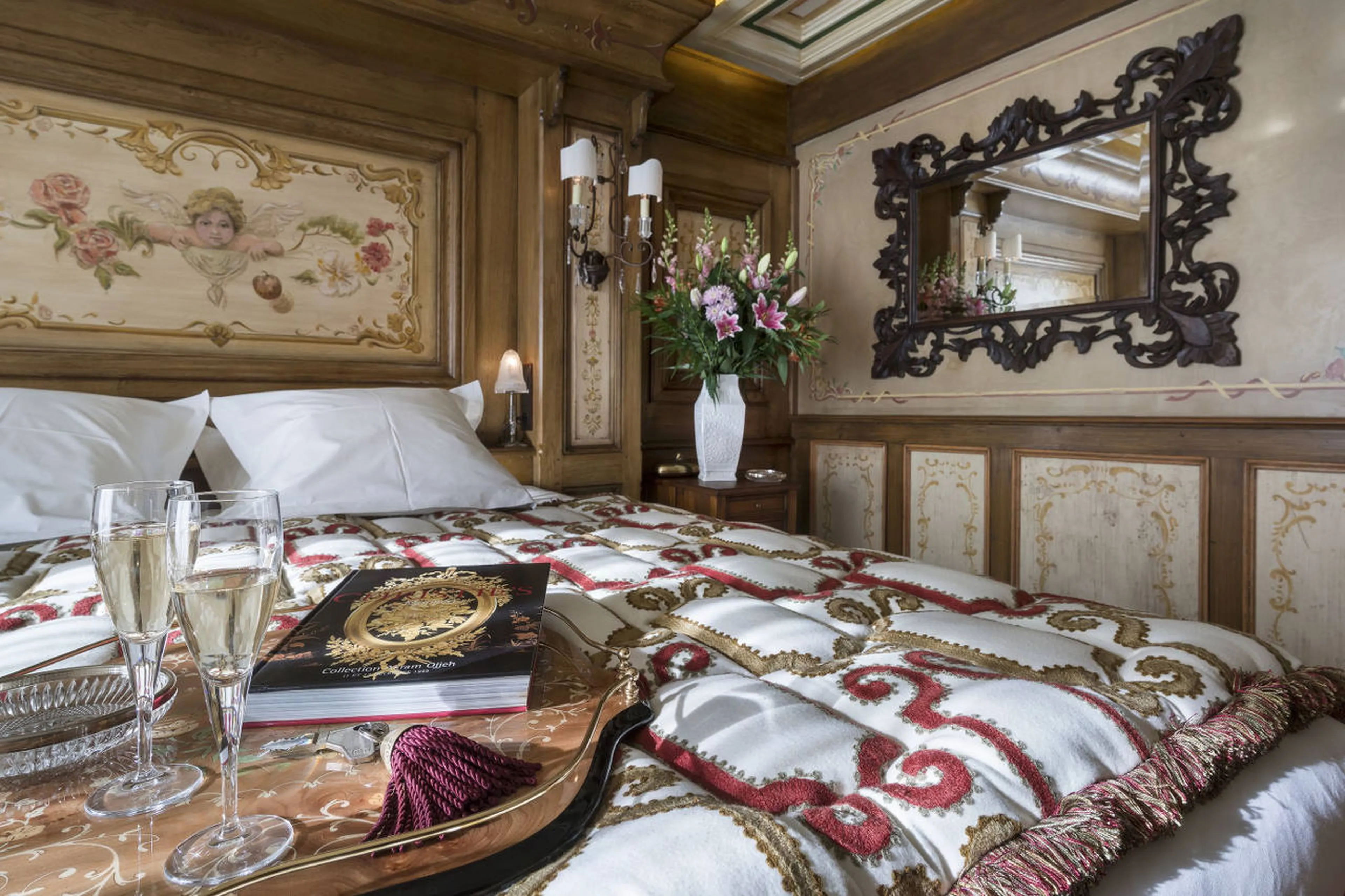 Master double bedroom with balcony access in Apartment Le Refuge, Courchevel 1850