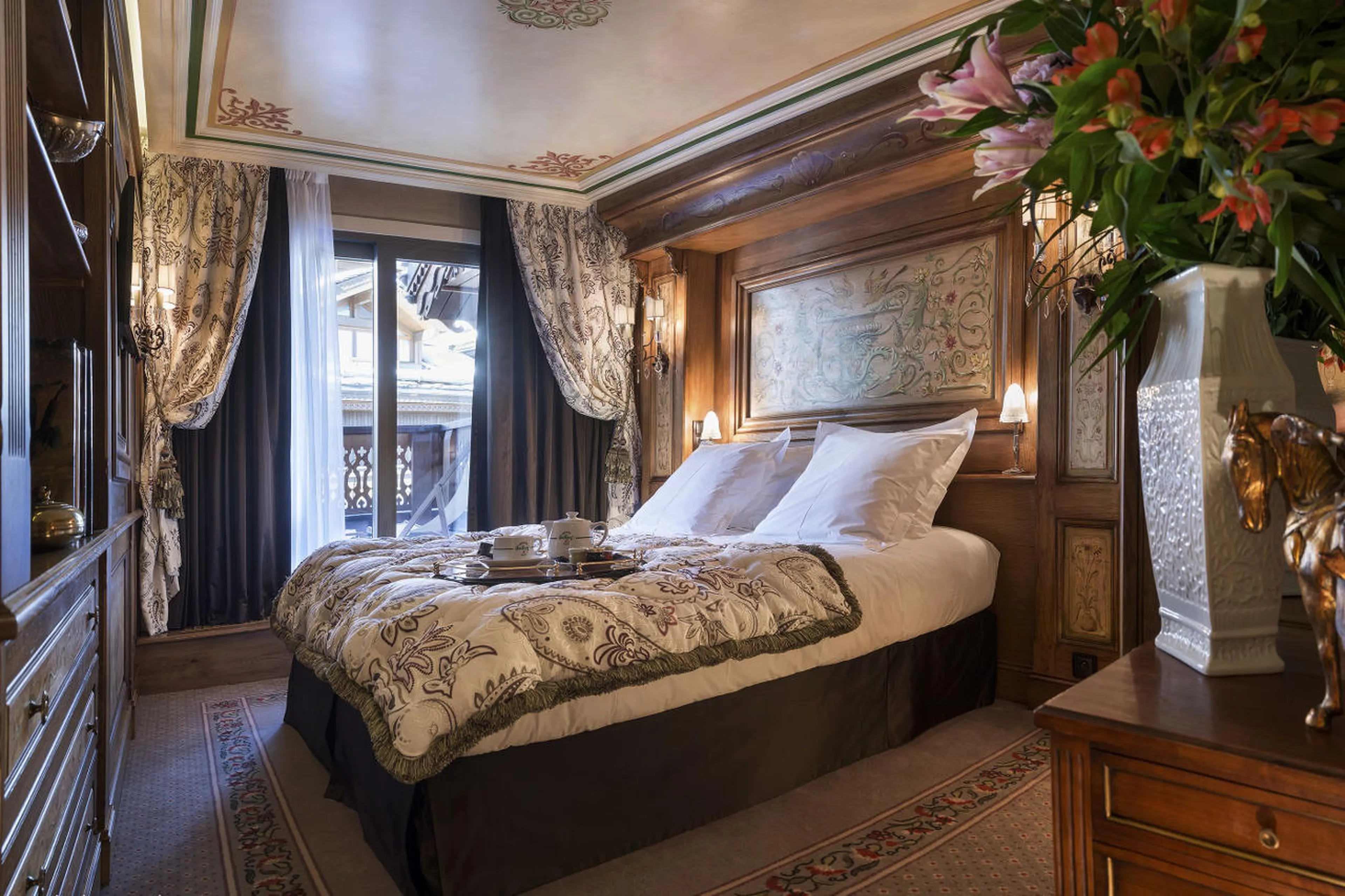 En-suite double bedroom with balcony access in Apartment Le Refuge, Courchevel 1850