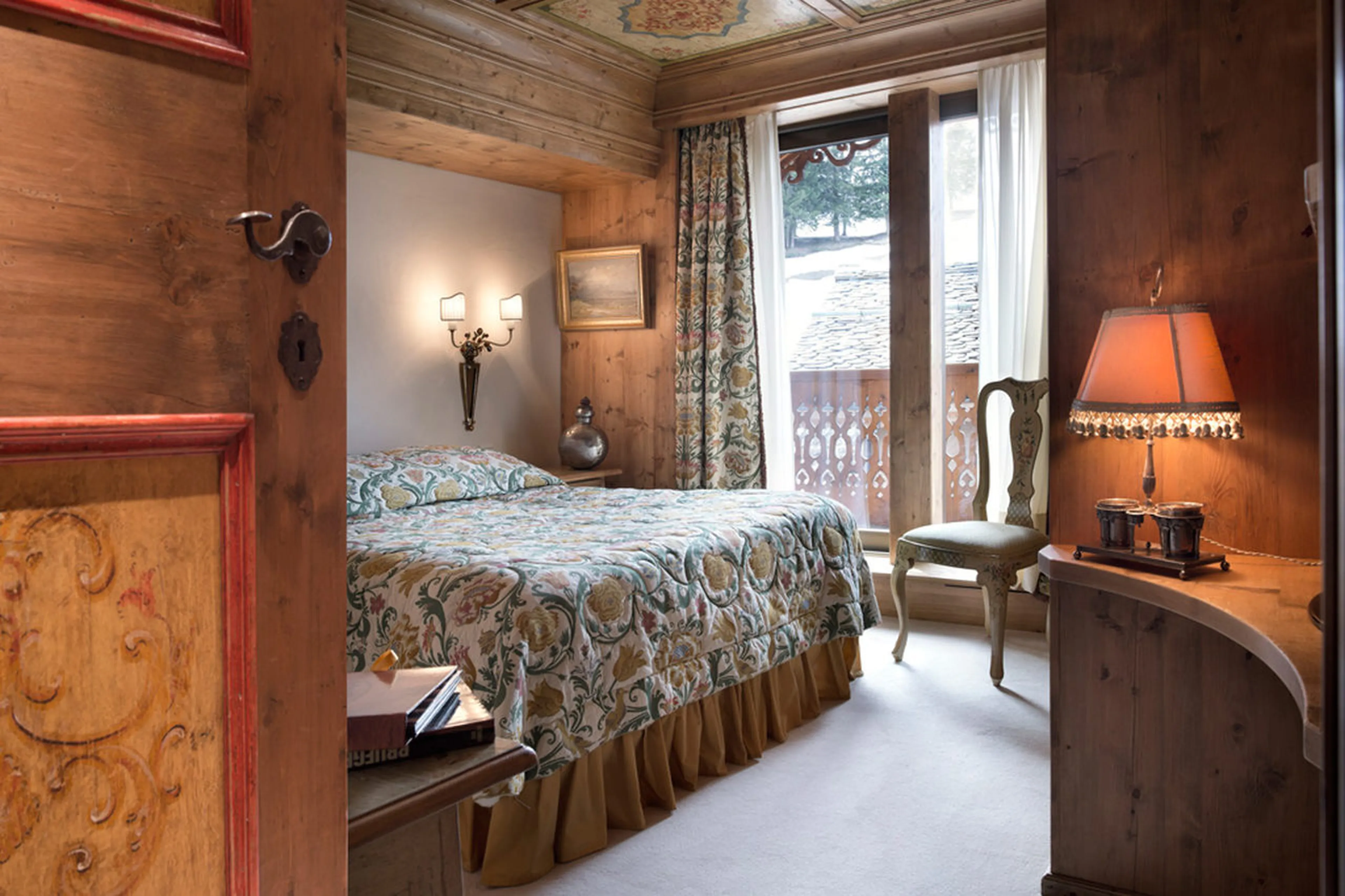 Double en-suite bedroom open to the balcony of Apartment Le Sommet, Courchevel 1850