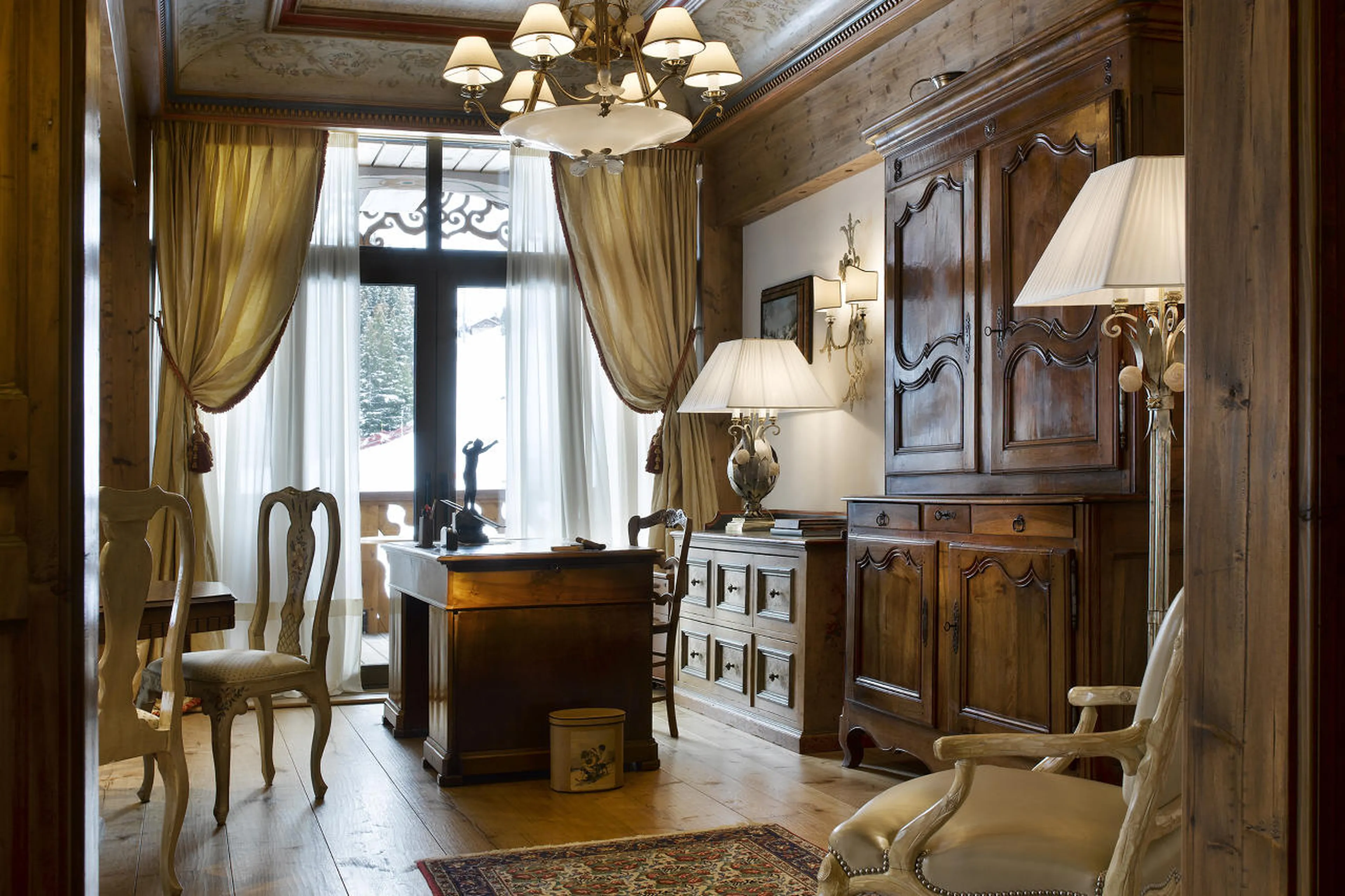 Office area in lounge of Apartment Le Sommet in Courchevel 1850