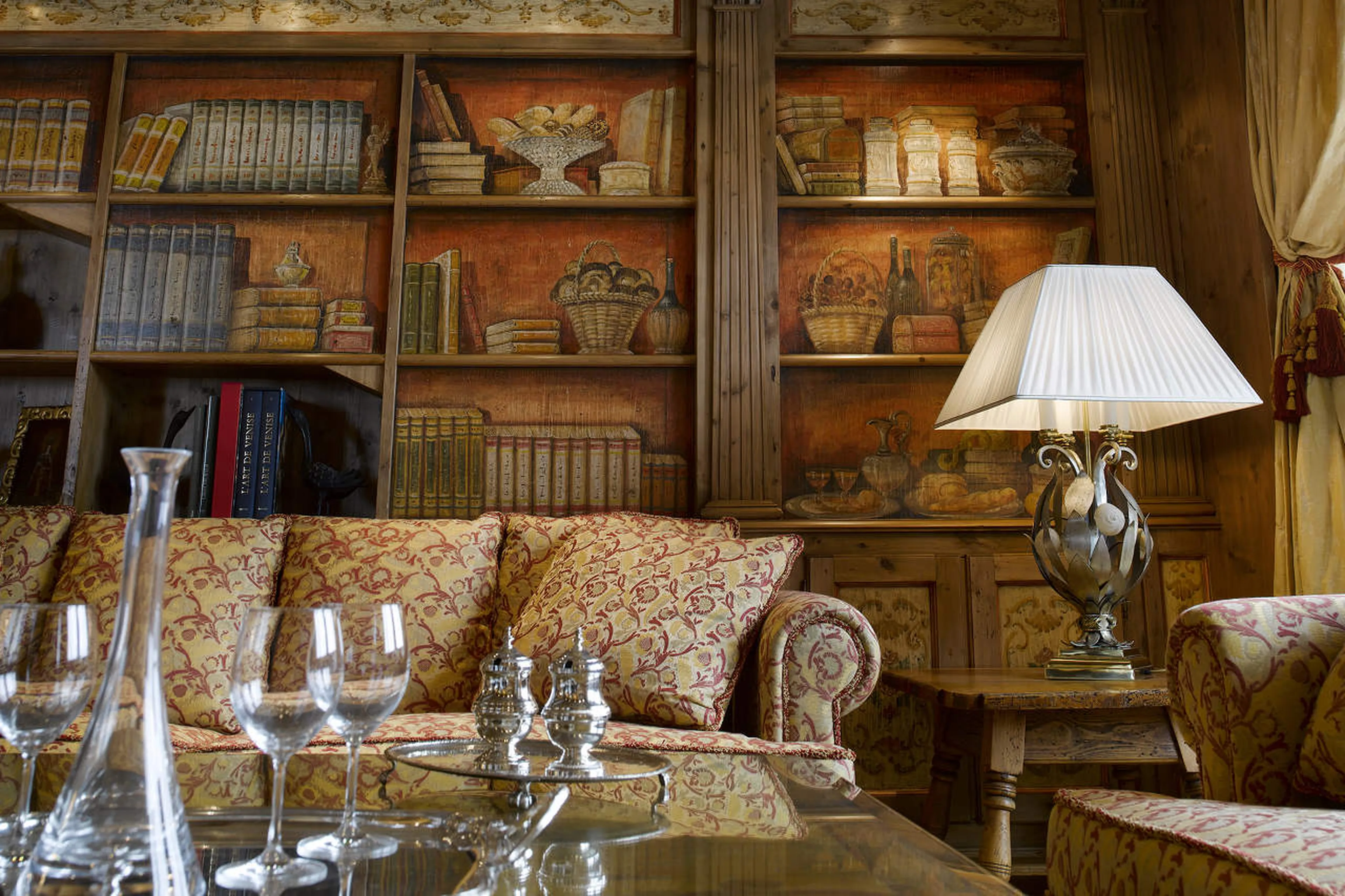 Spacious living room of Apartment Le Sommet, Courchevel 1850