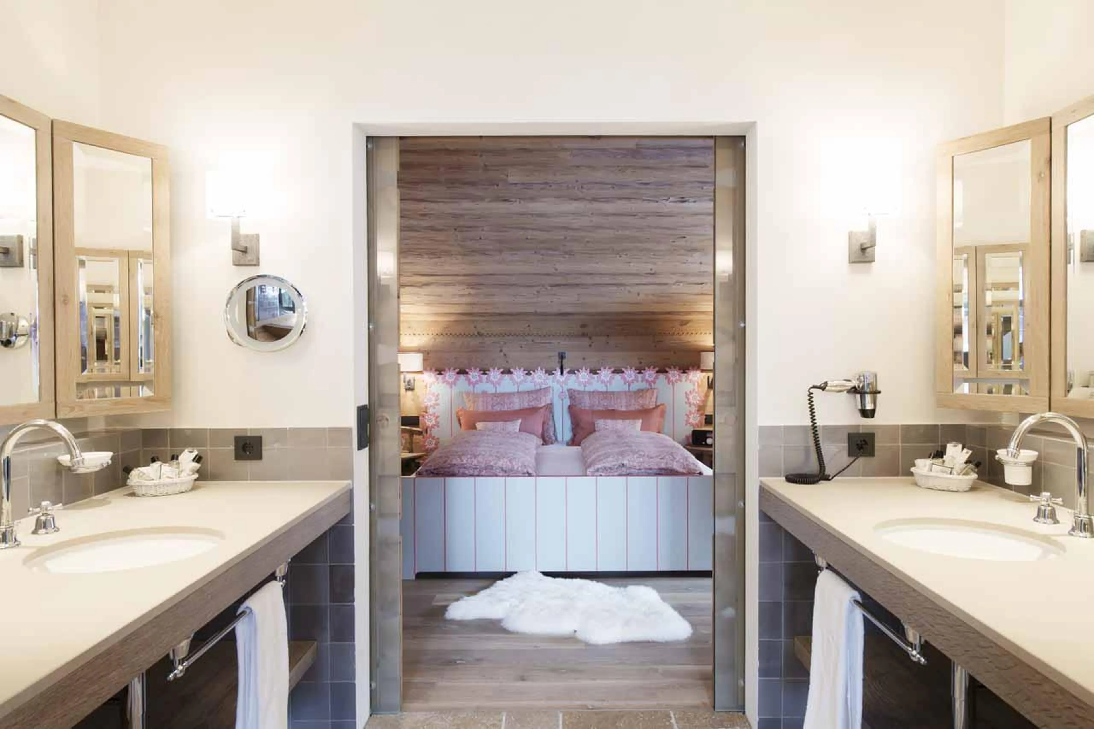 View of double bedroom through en-suite in Apartment Lech II, Lech