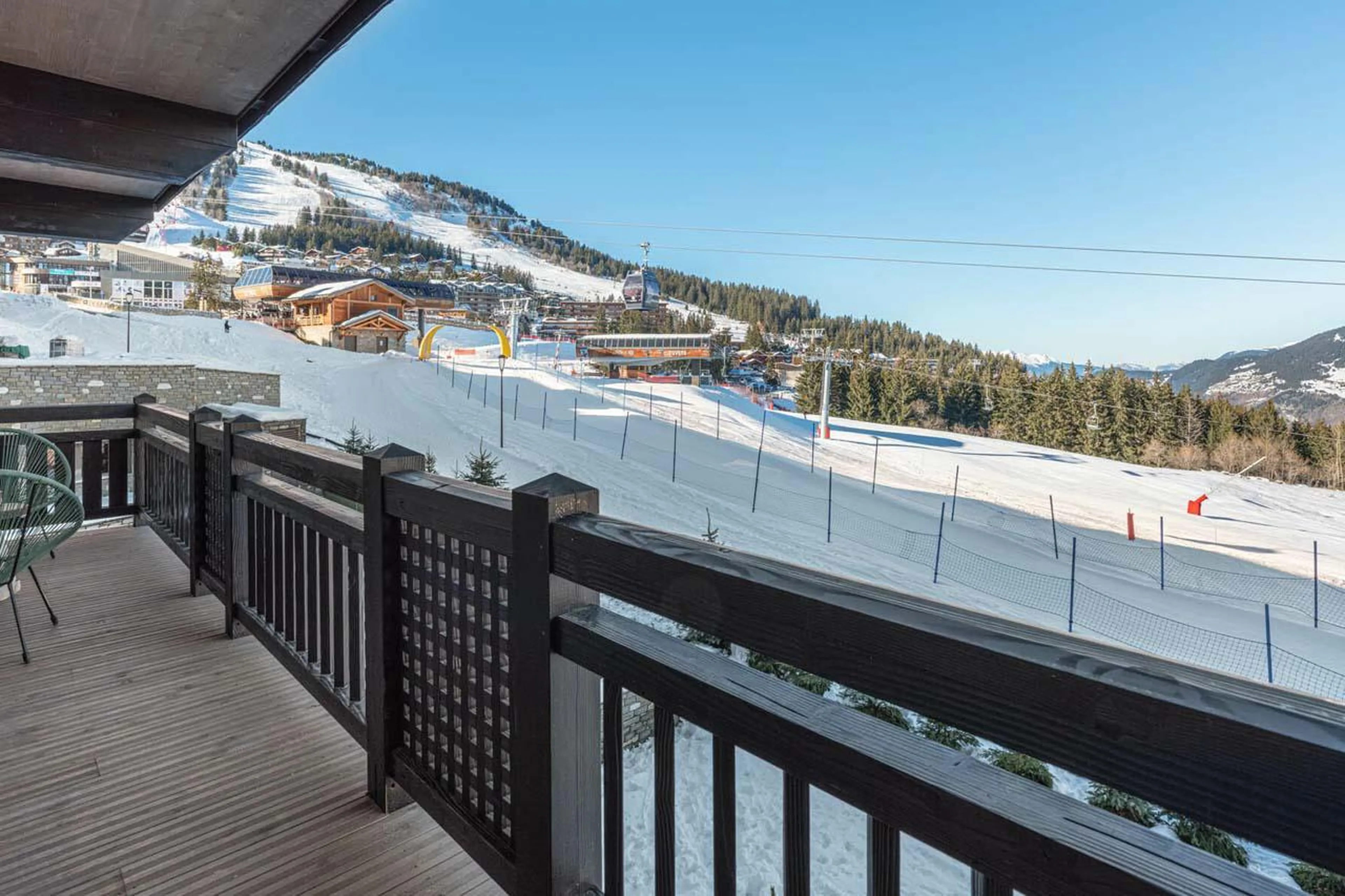 Views of the piste from the balcony at Apartment Limeo in Courchevel 1850