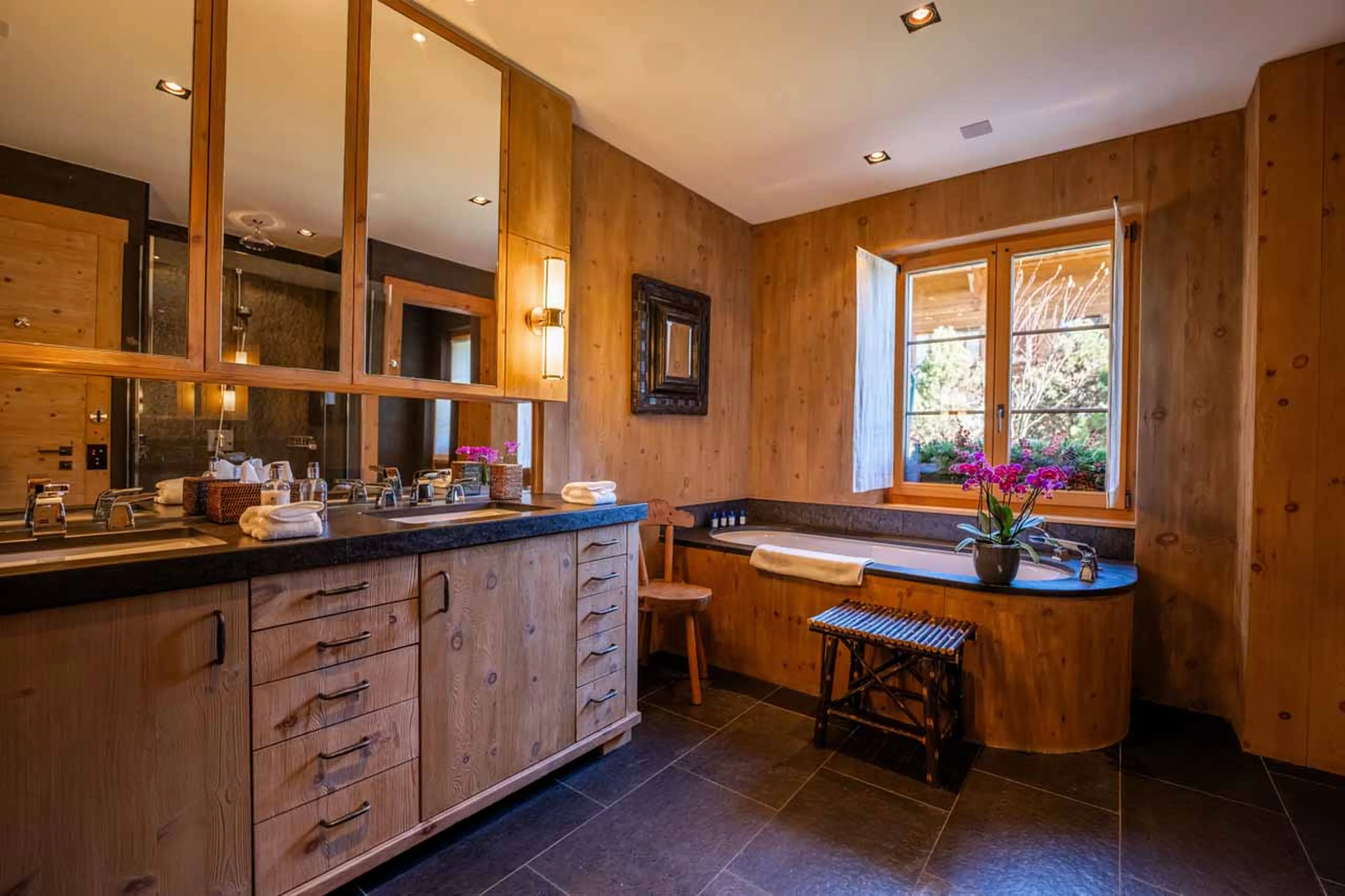 Bedroom 1 ensuite bath at Apartment Luna in Gstaad