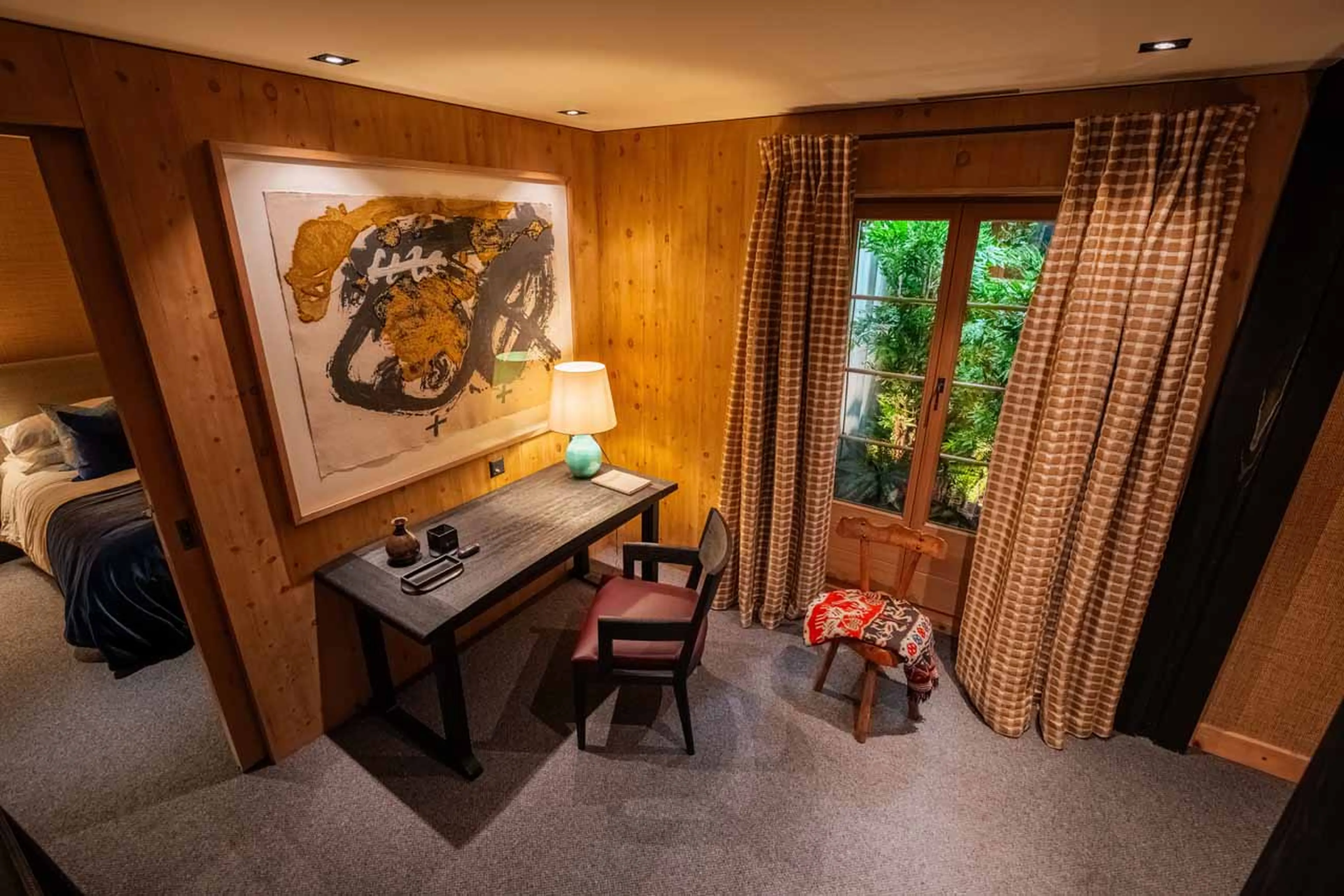 Bedroom 5 desk area at Apartment Luna in Gstaad