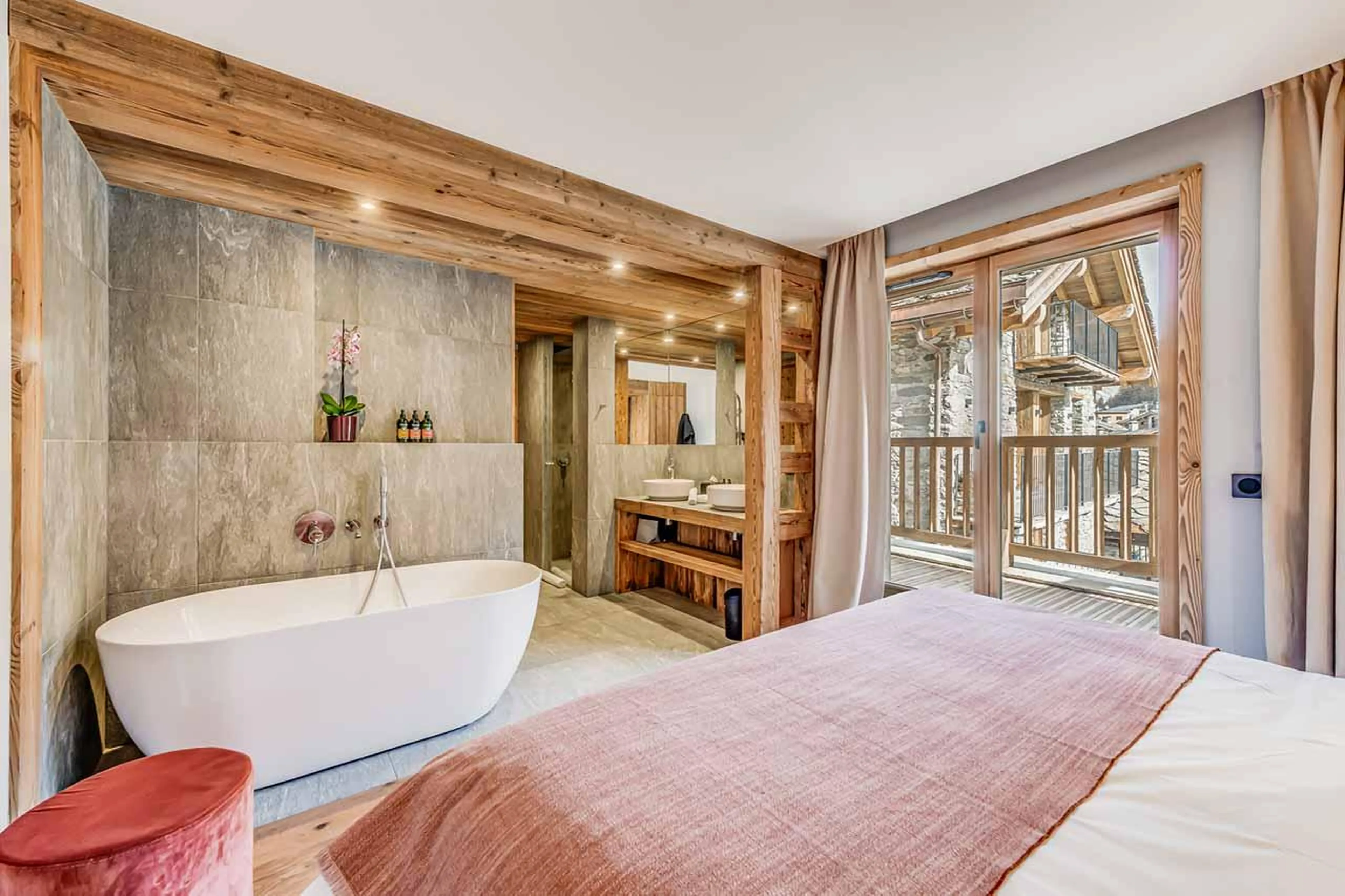 Freestanding bath in double bedroom in Apartment Luna, Val d'Isere