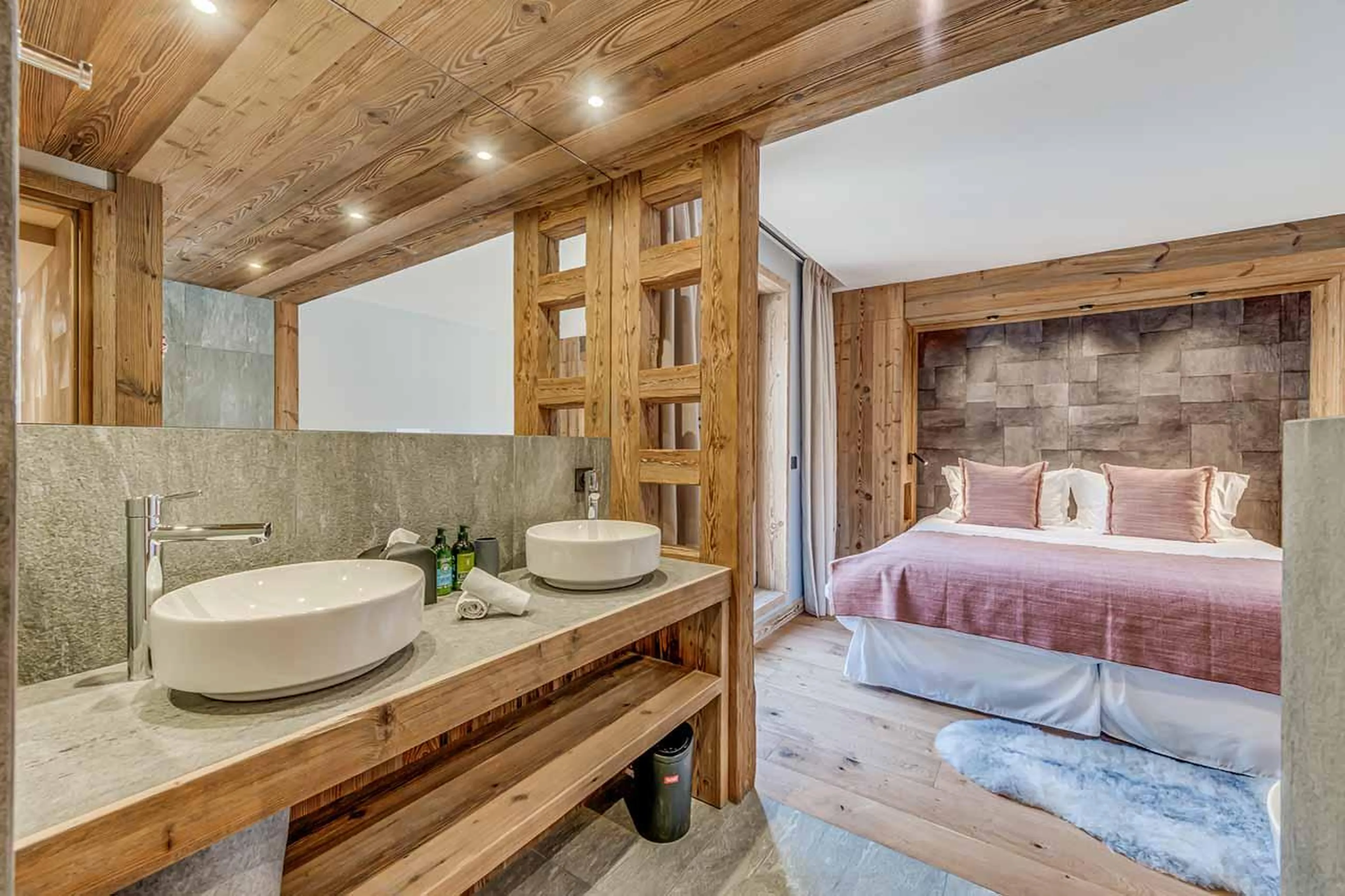 Double basin in en-suite bathroom in Apartment Luna, Val d'Isere