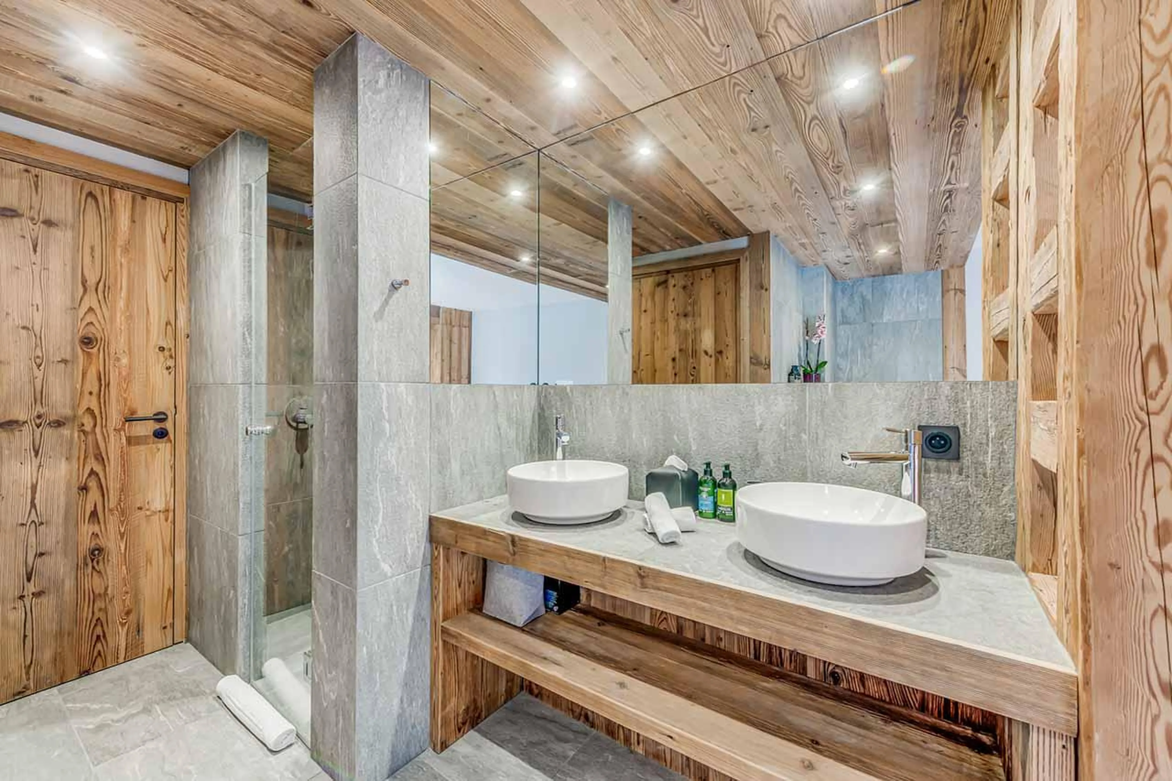 En-suite bathroom with separate shower in Apartment Luna, Val d'Isere