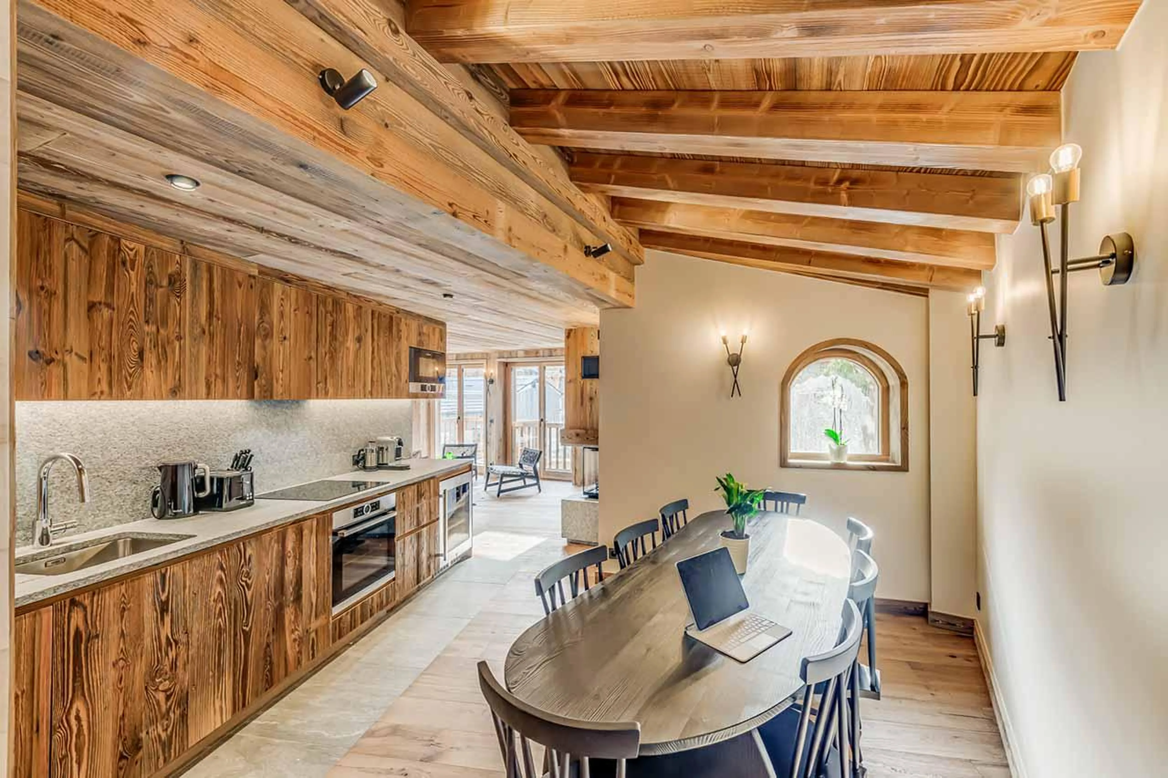 Open-plan kitchen and dining area in Apartment Luna, Val d'Isere