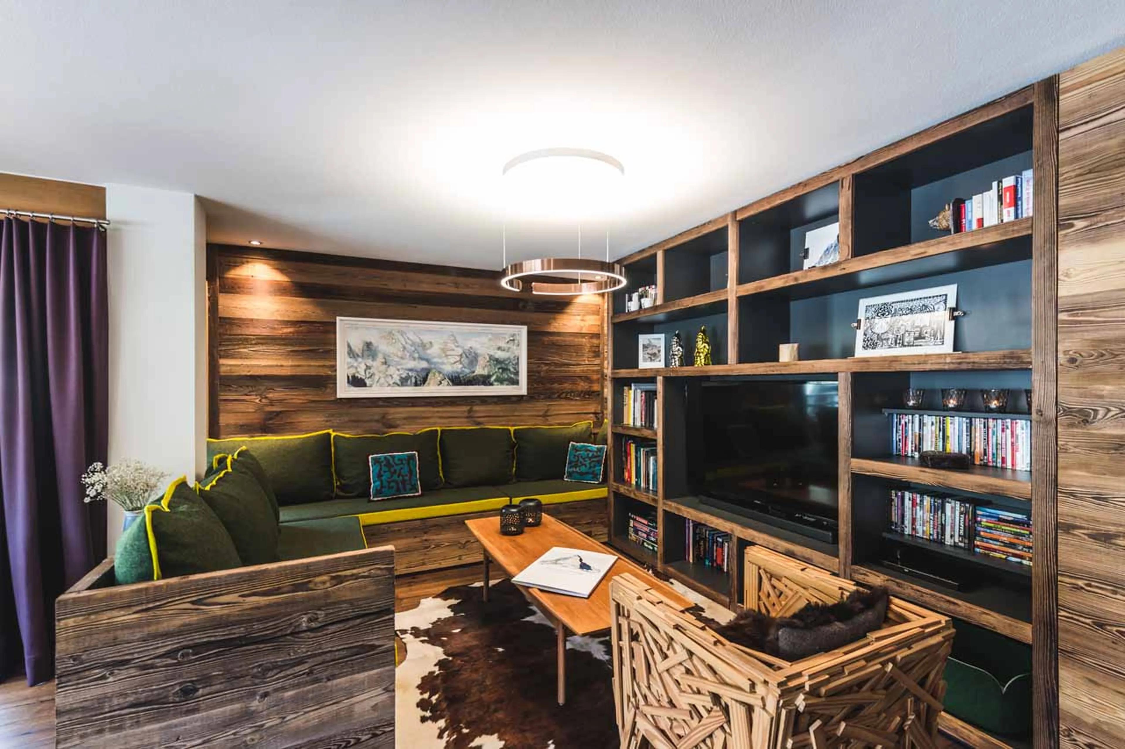 Living area with sofa and TV at Apartment Lys in Zermatt