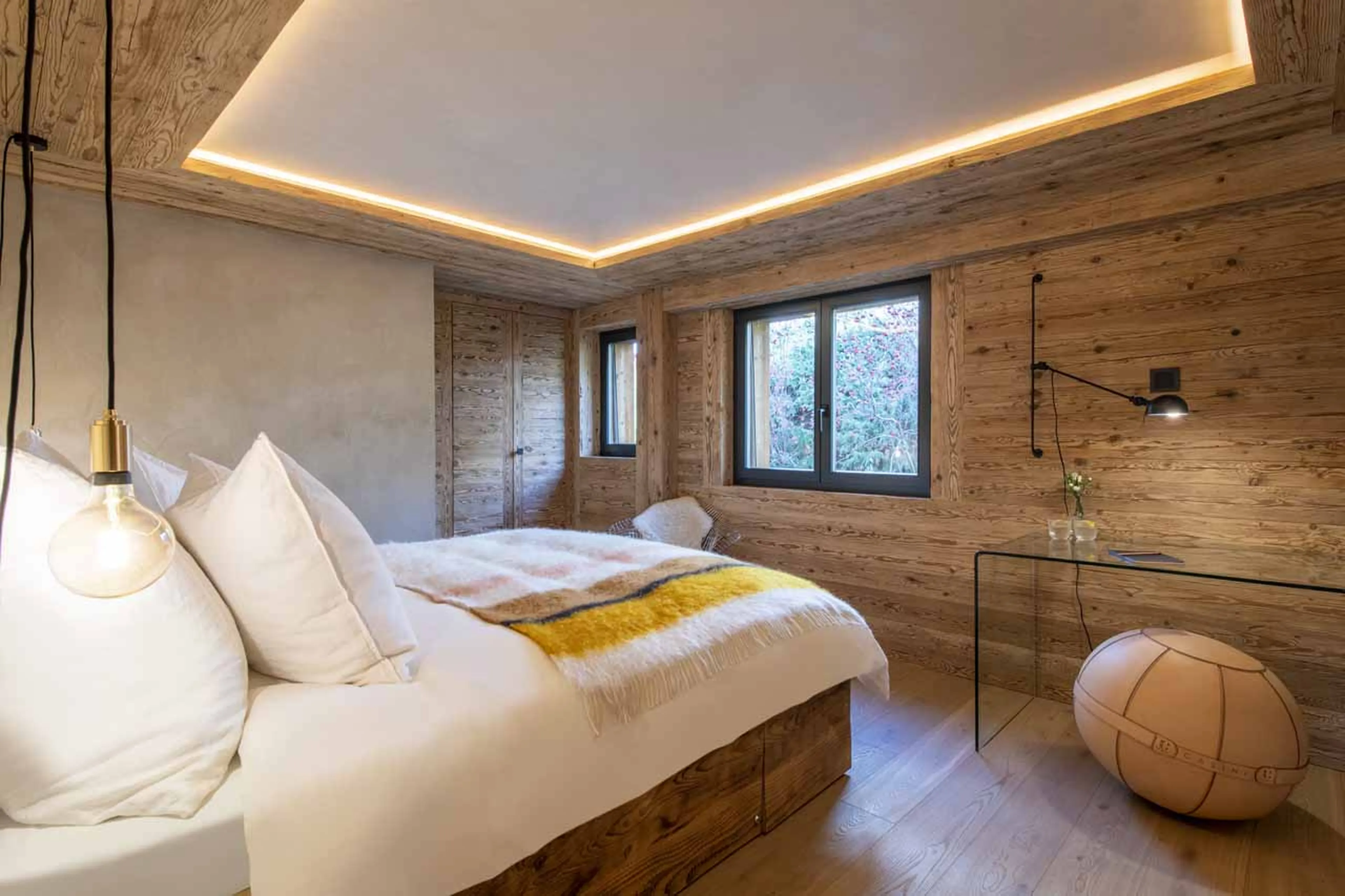 Spacious double bedroom at Apartment Madelia in Verbier