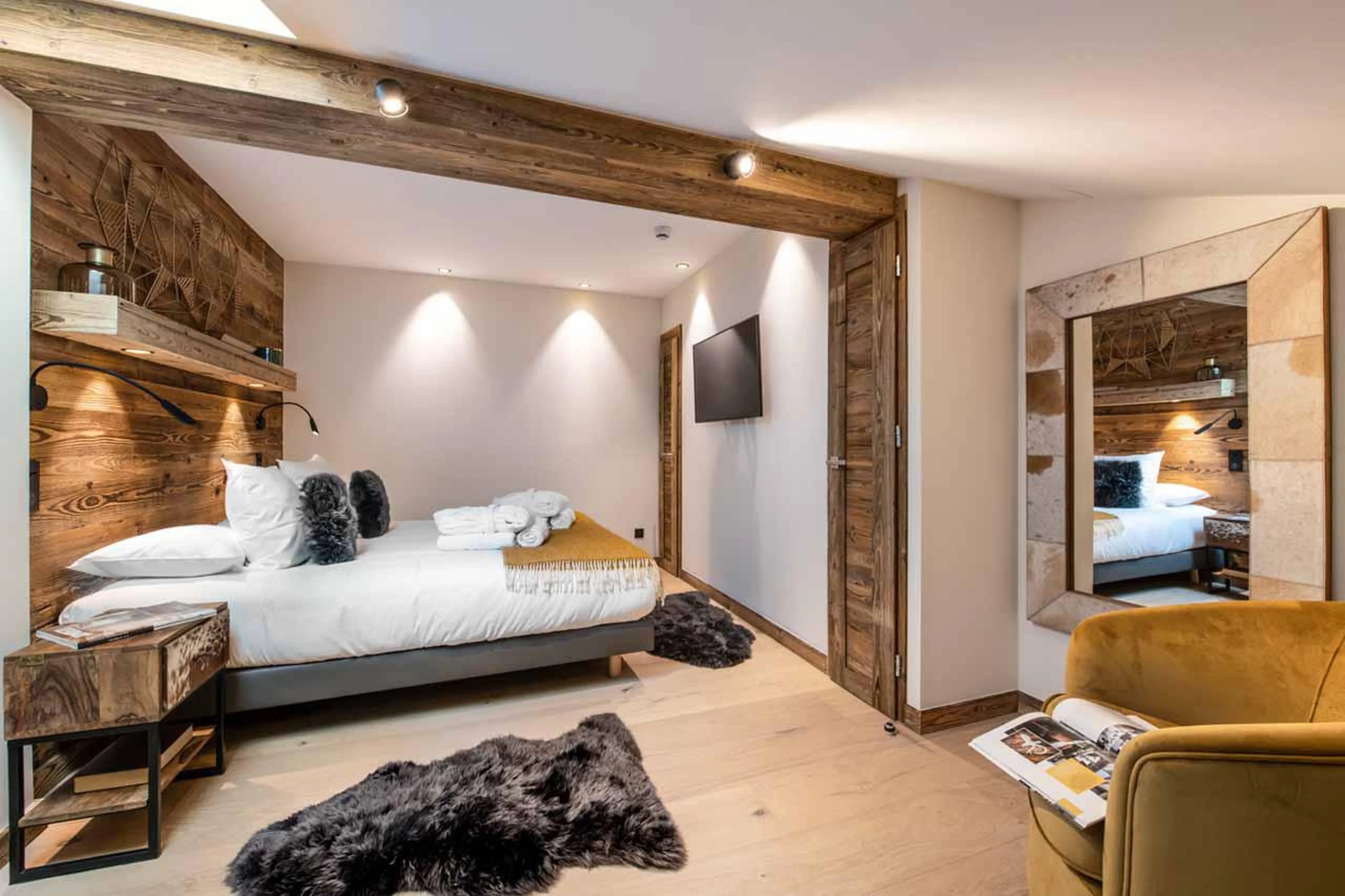 Double bedroom with TV and en-suite shower room at Apartment Makalu in Courchevel 1650