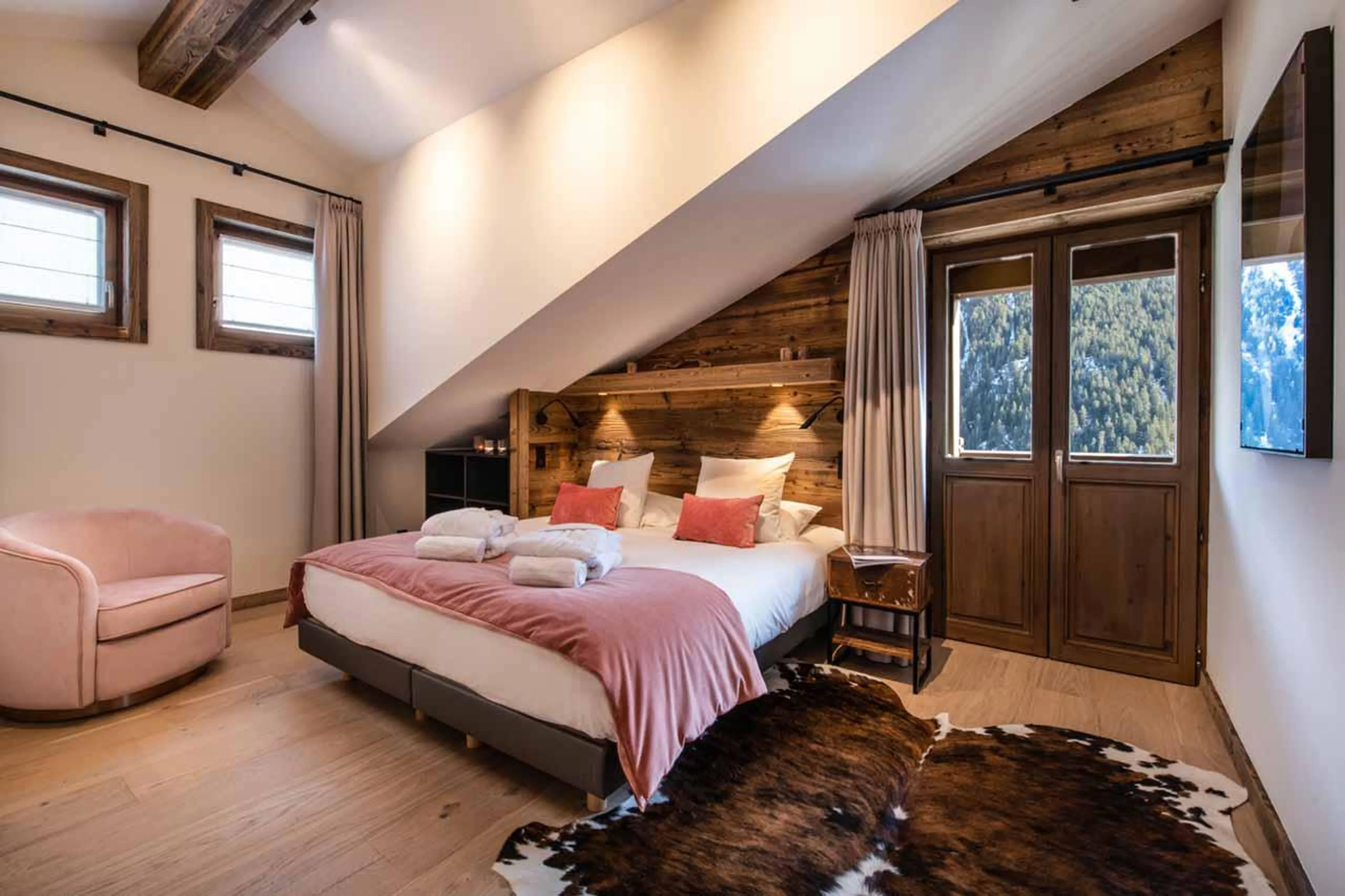 Double bedroom with access to balcony at Apartment Makalu in Courchevel 1650