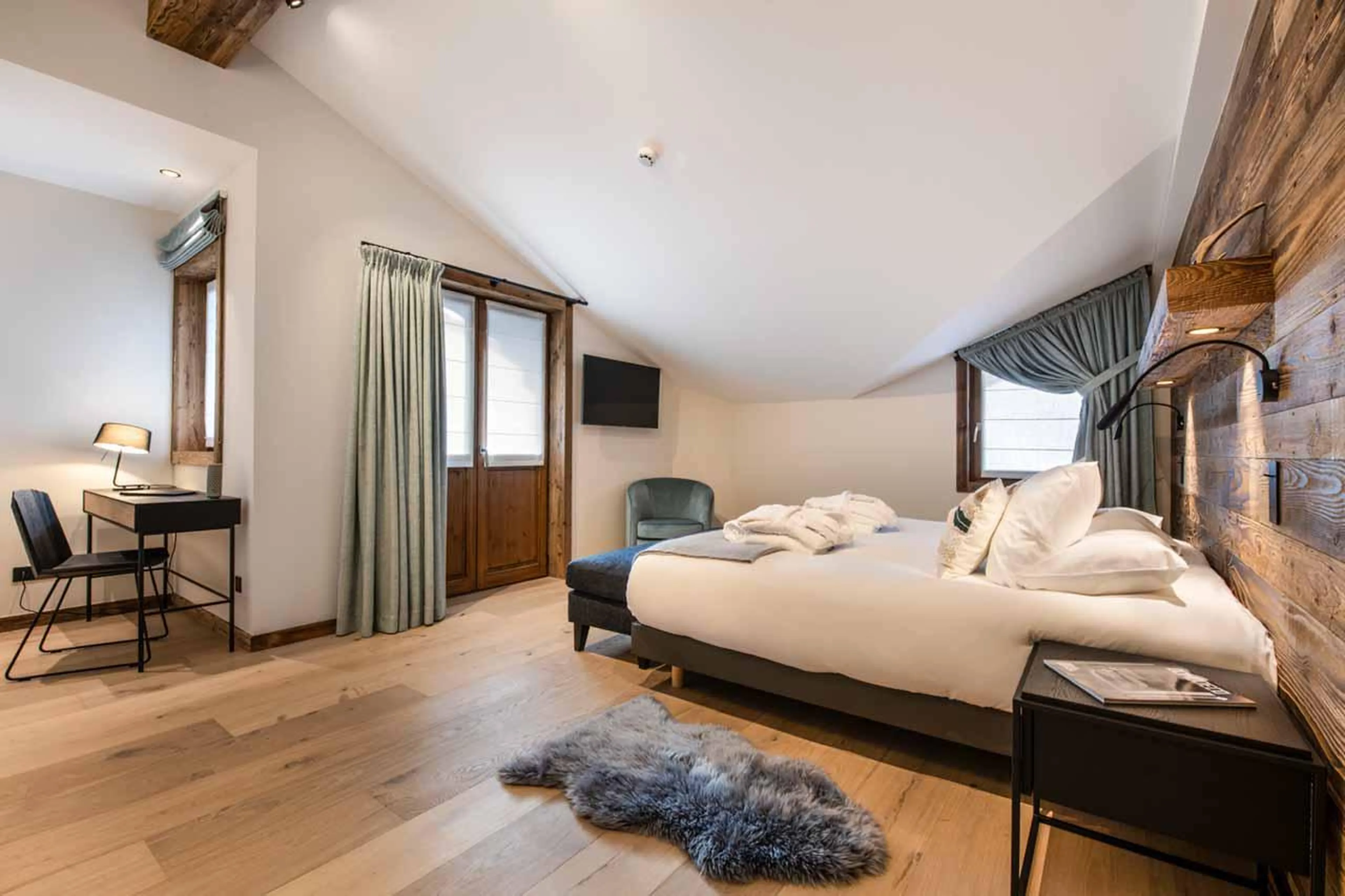 Double bedroom with dressing space at Apartment Makalu in Courchevel 1650