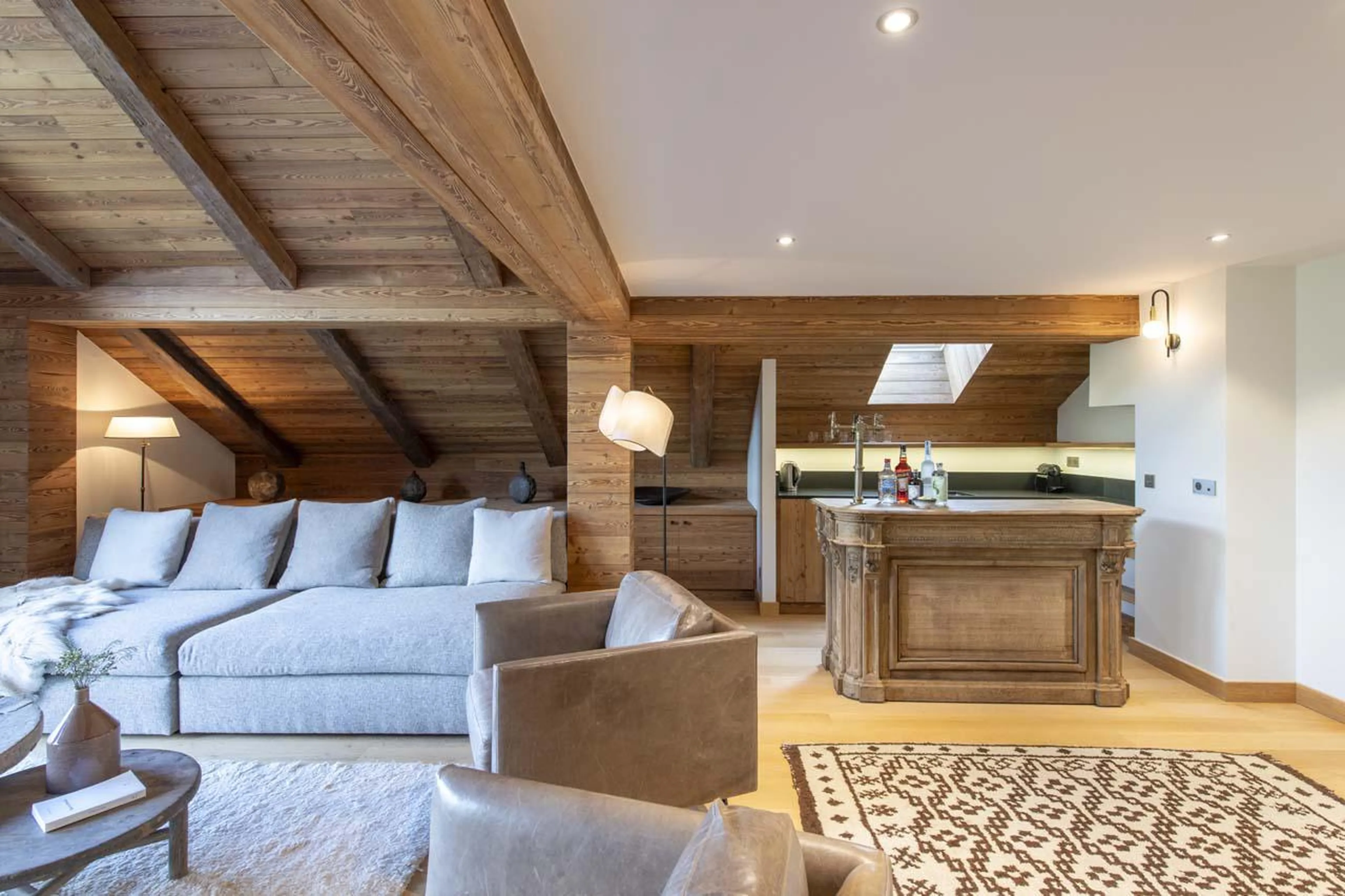 Sofa and bar at Apartment Nanuq in Meribel