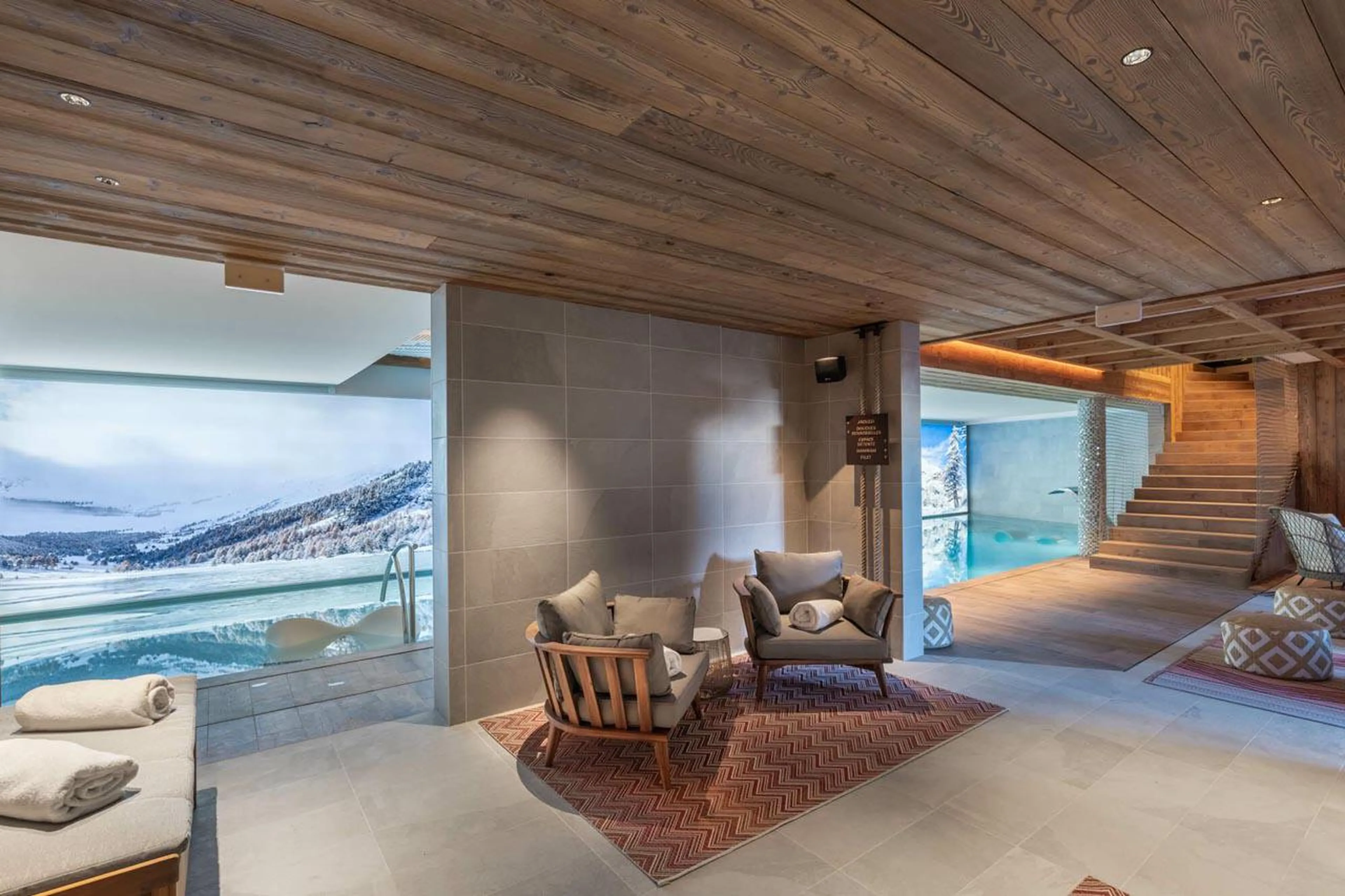 Spa with indoor swimming pool and poolside seating at Apartment Nettuno in Courchevel 1850