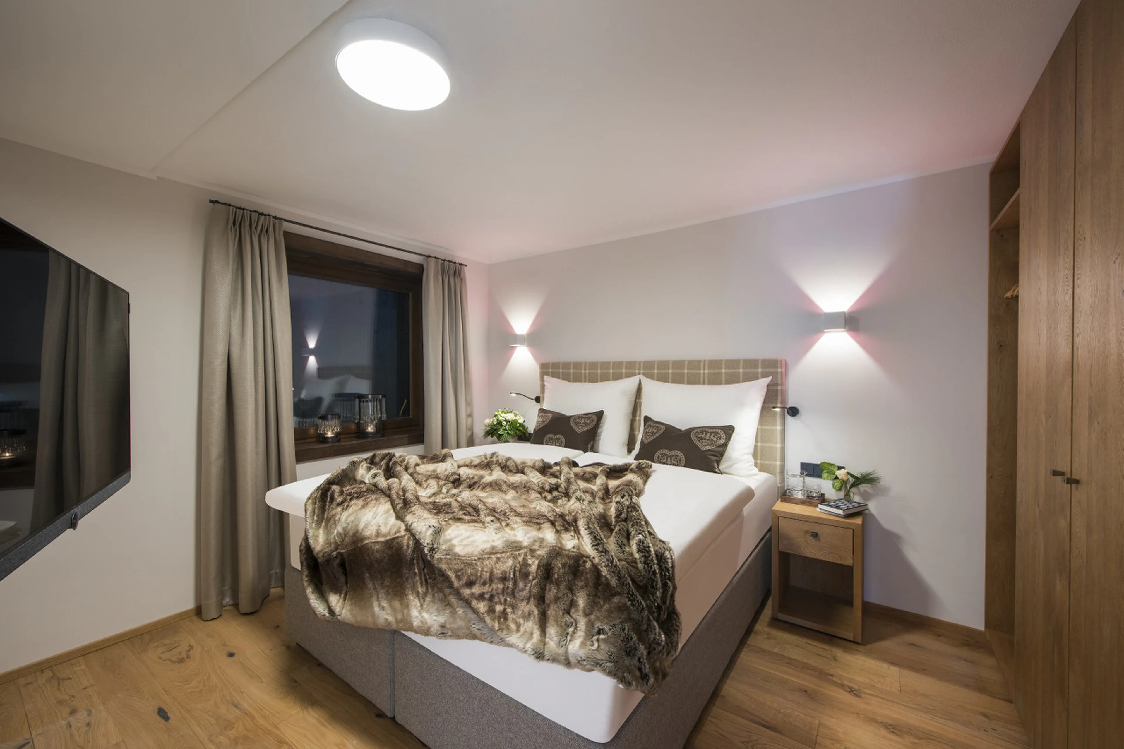 Double bedroom with TV and safe in Nidus Apartment 1 in Lech