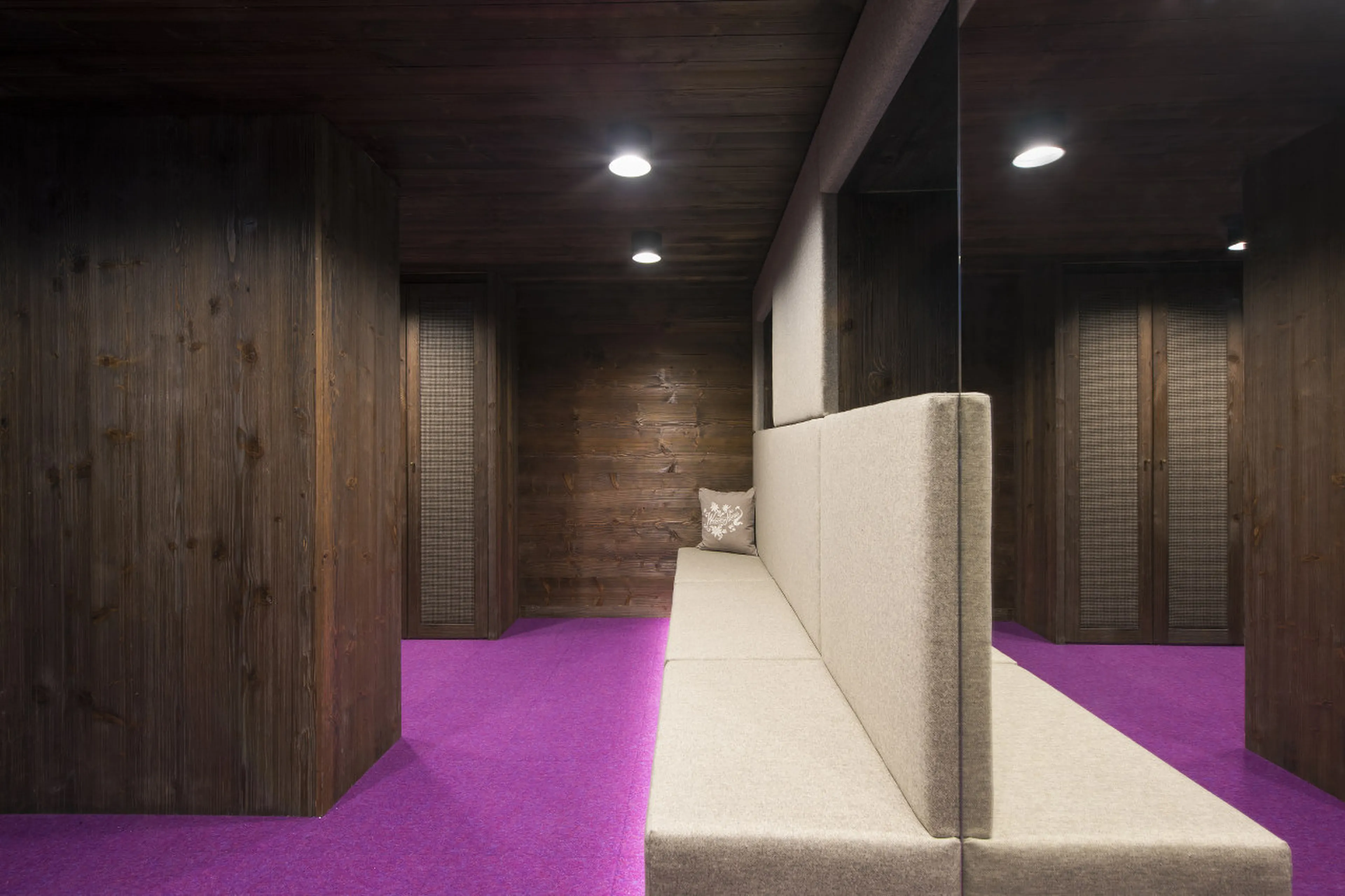 Shared ski room with boot heaters used by Nidus Apartment 1 in Lech