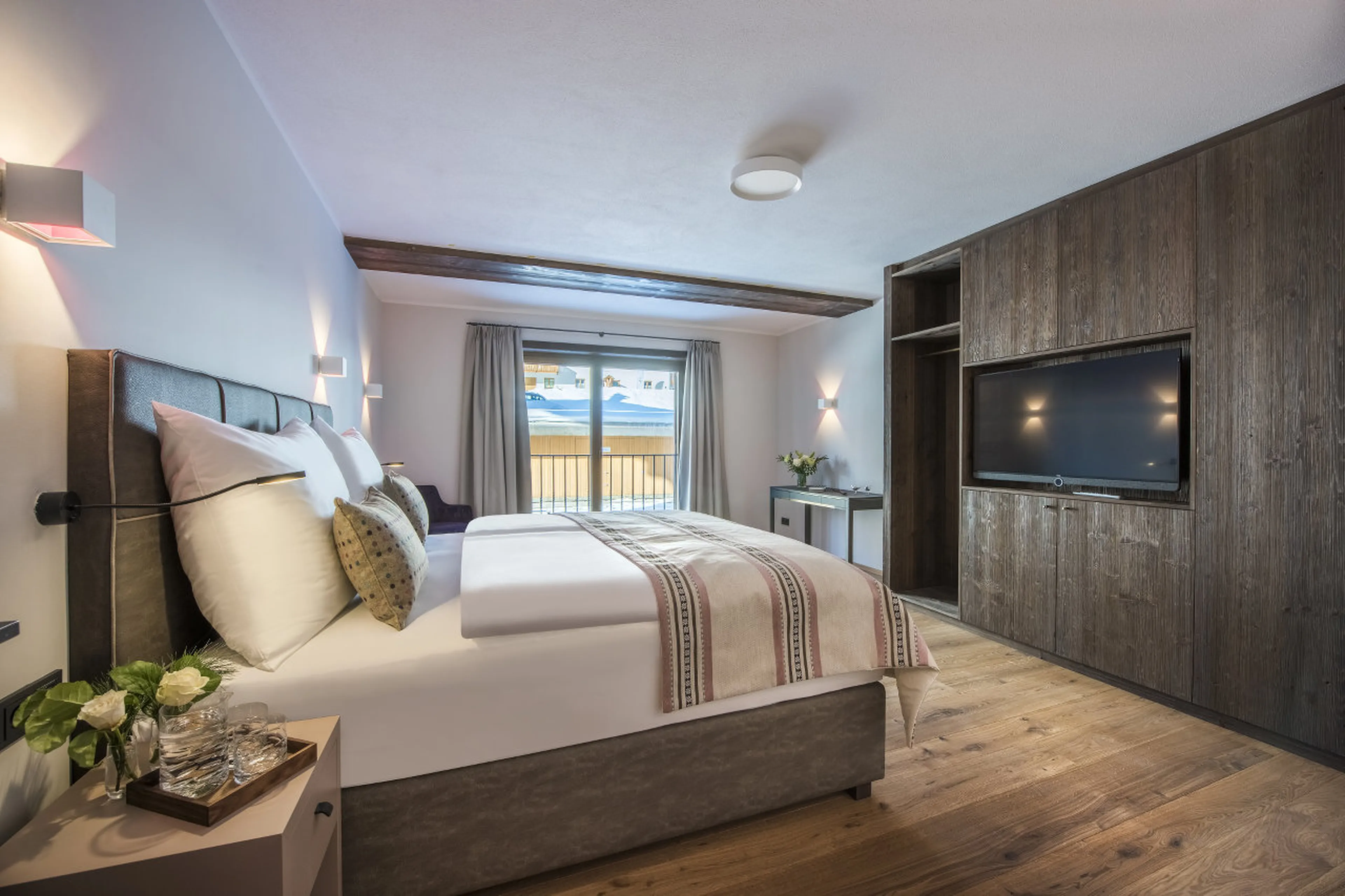 Twin/double bedroom with TV and safe in Nidus Apartment 2 in Lech